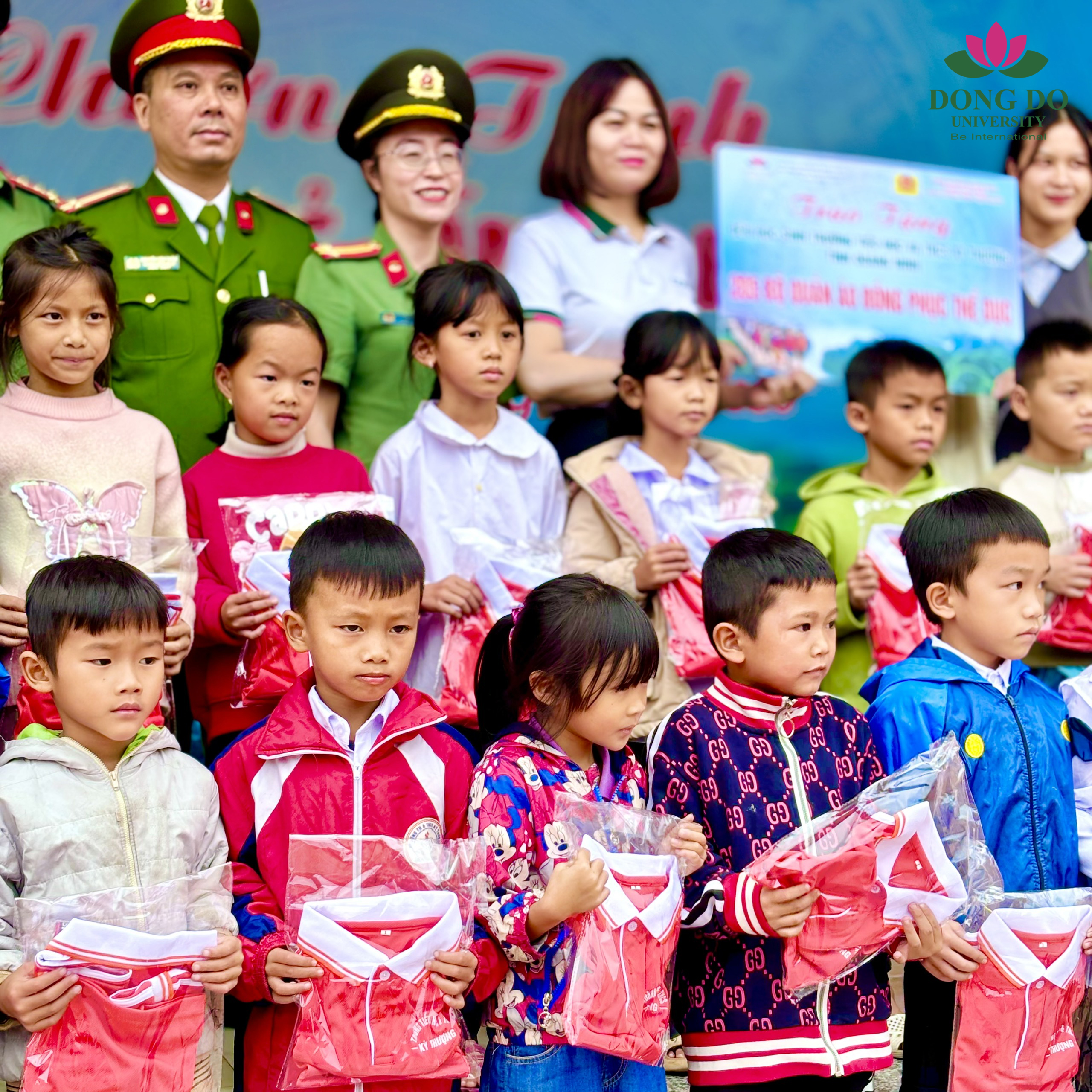 Đoàn công tác đã trao tặng 205 chiếc áo đồng phục cho các em học sinh Trường Tiểu học & THCS Kỳ Thượng