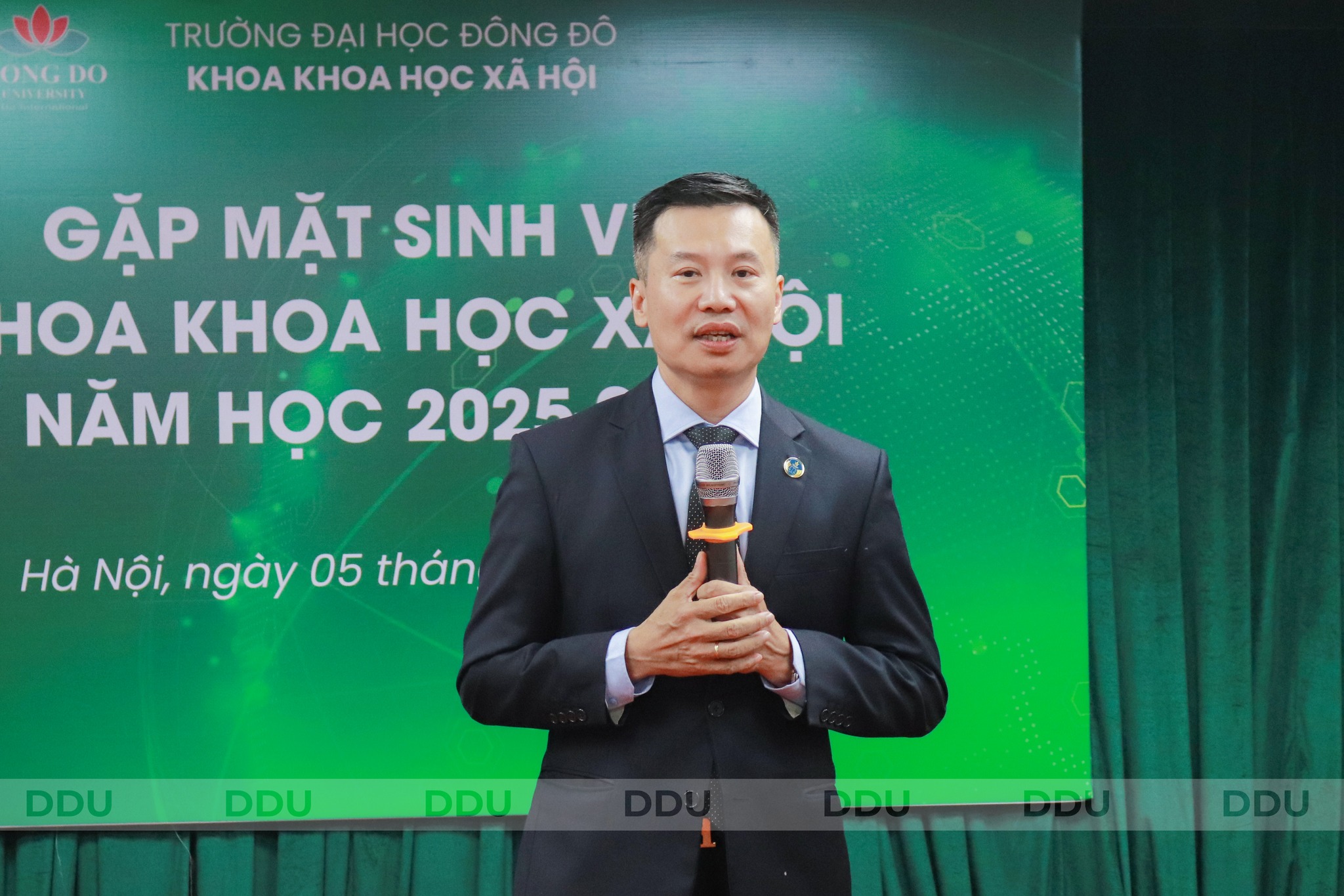Luật sư Phạm Minh Hiển – cựu sinh viên Trường Đại học Đông Đô, Trưởng Văn phòng Luật sư HHM, Phó Trưởng Ban Hội đồng Khen thưởng – Kỷ luật, Đoàn Luật sư Hà Nội đã mang đến phần chia sẻ chân thành và đầy cảm xúc