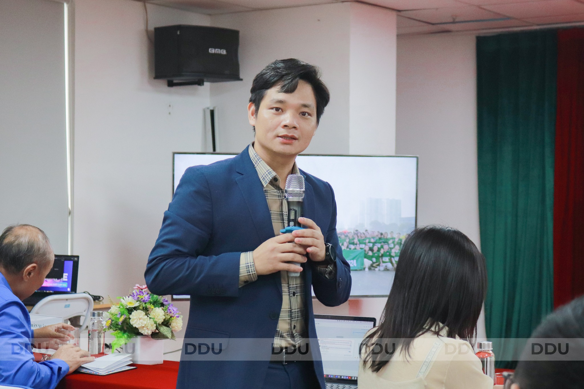 TS. Nguyễn Anh Tuấn - Phó Hiệu trưởng Nhà Trường trả lời và chia sẻ vỡi diễn đàn trao đổi, đối thoại giữa sinh viên và lãnh đạo Nhà trường