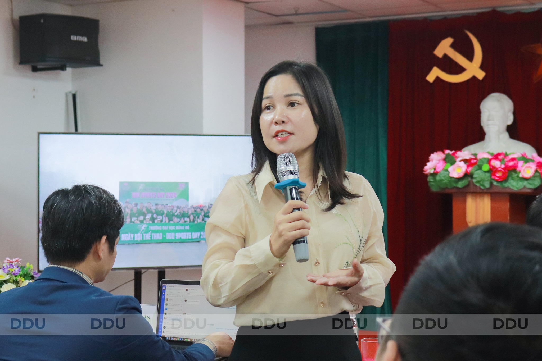 TS. Lê Thị Dung – Phó Hiệu trưởng Nhà trường phát biểu khai mạc