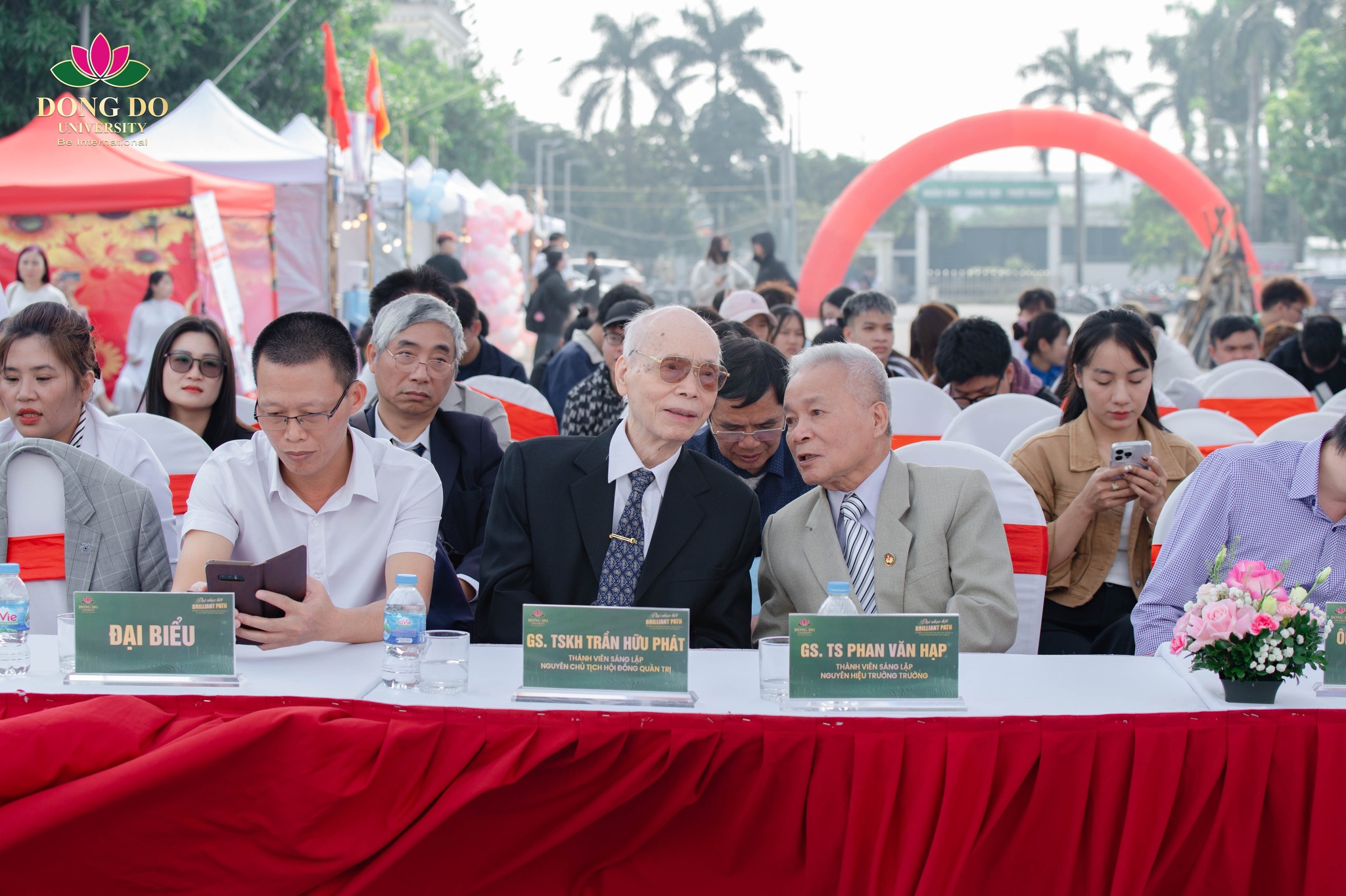 GS. TSKH Trần Hữu Phát và GS. TS Phan Văn Hạp – hai thầy sáng lập Trường Đại học Đông Đô – trở lại tham dự sự kiện trong không khí trang trọng và xúc động.