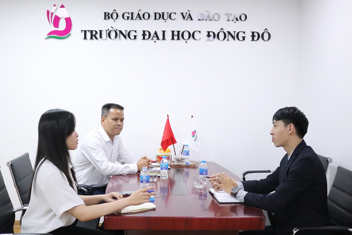 Đại diện Trường Đại học Đông Đô ký kết với Công ty Nakayama 