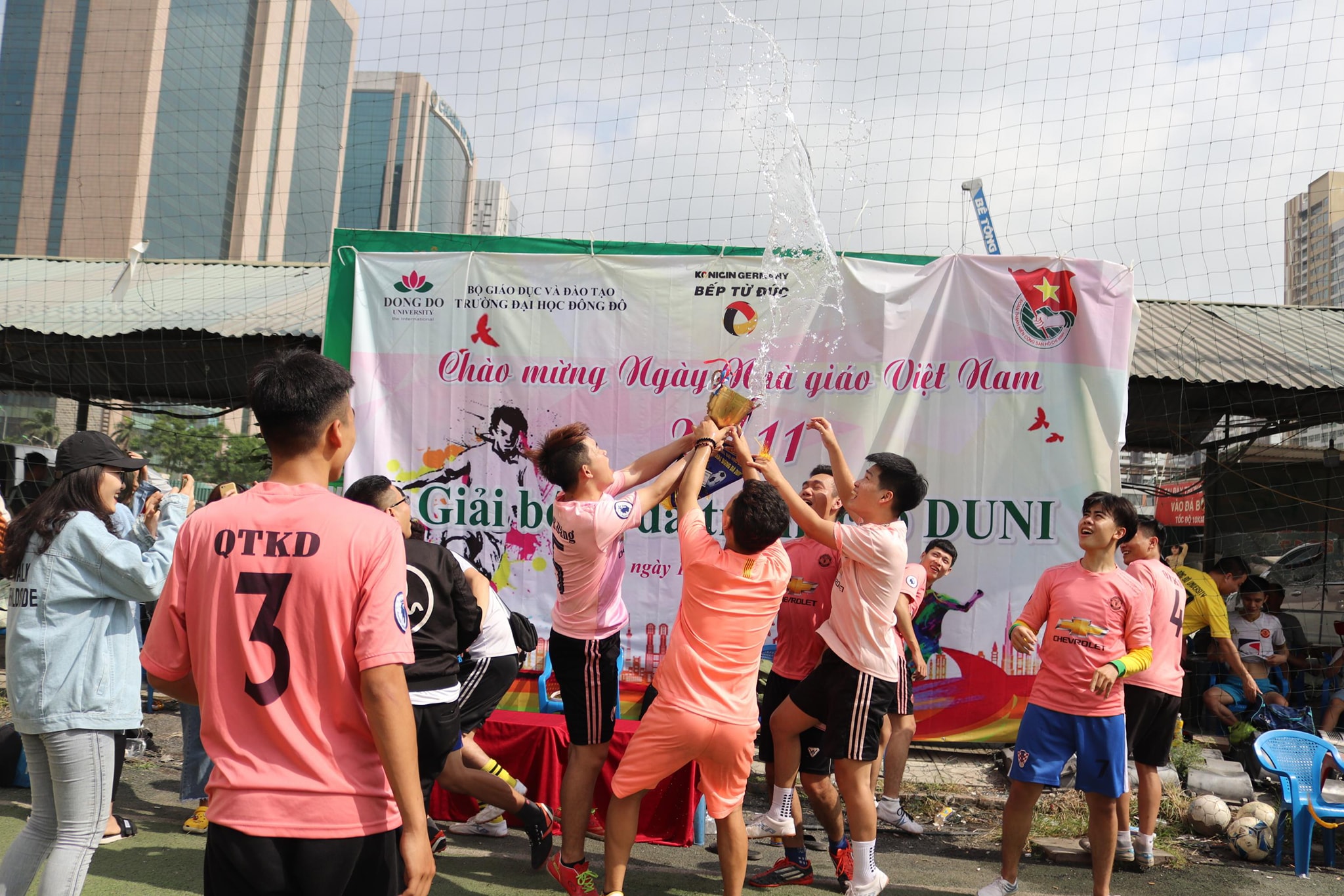 Đội Quản trị kinh doanh vô địch cup 2019 DUNI