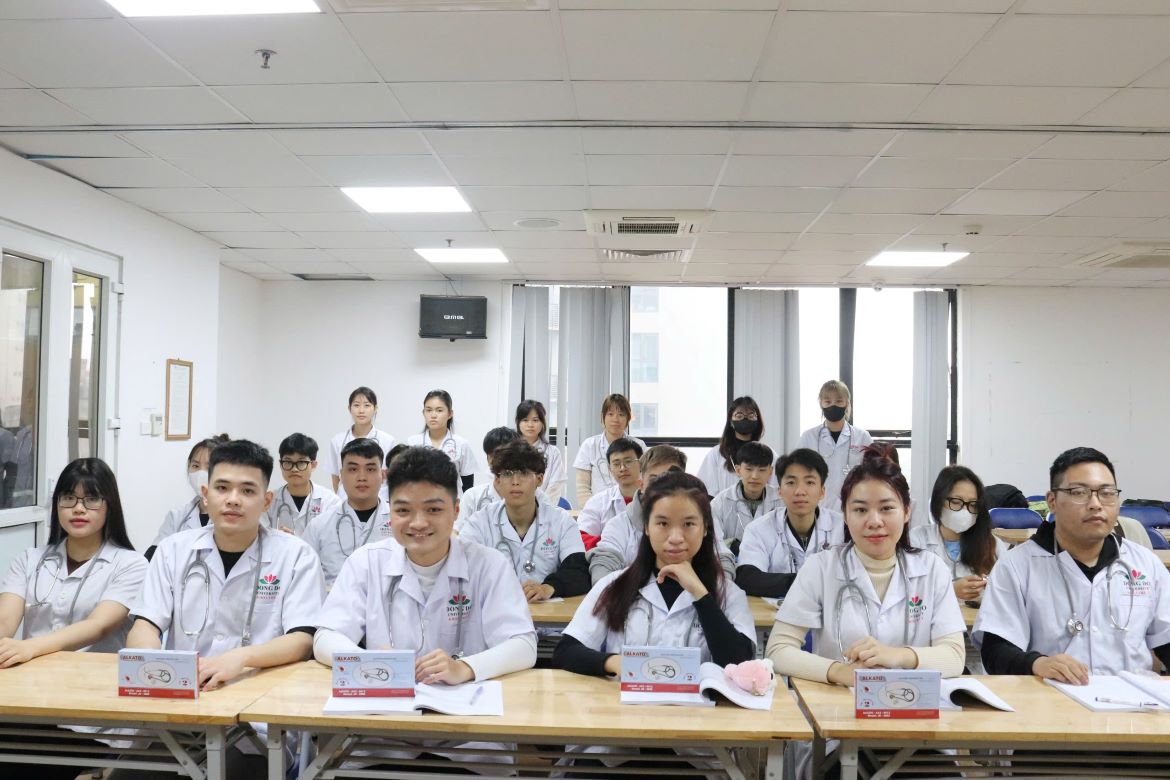 Khoa Thú y Trường Đại học Đông Đô trao tặng ống nghe cho sinh viên toàn khoa