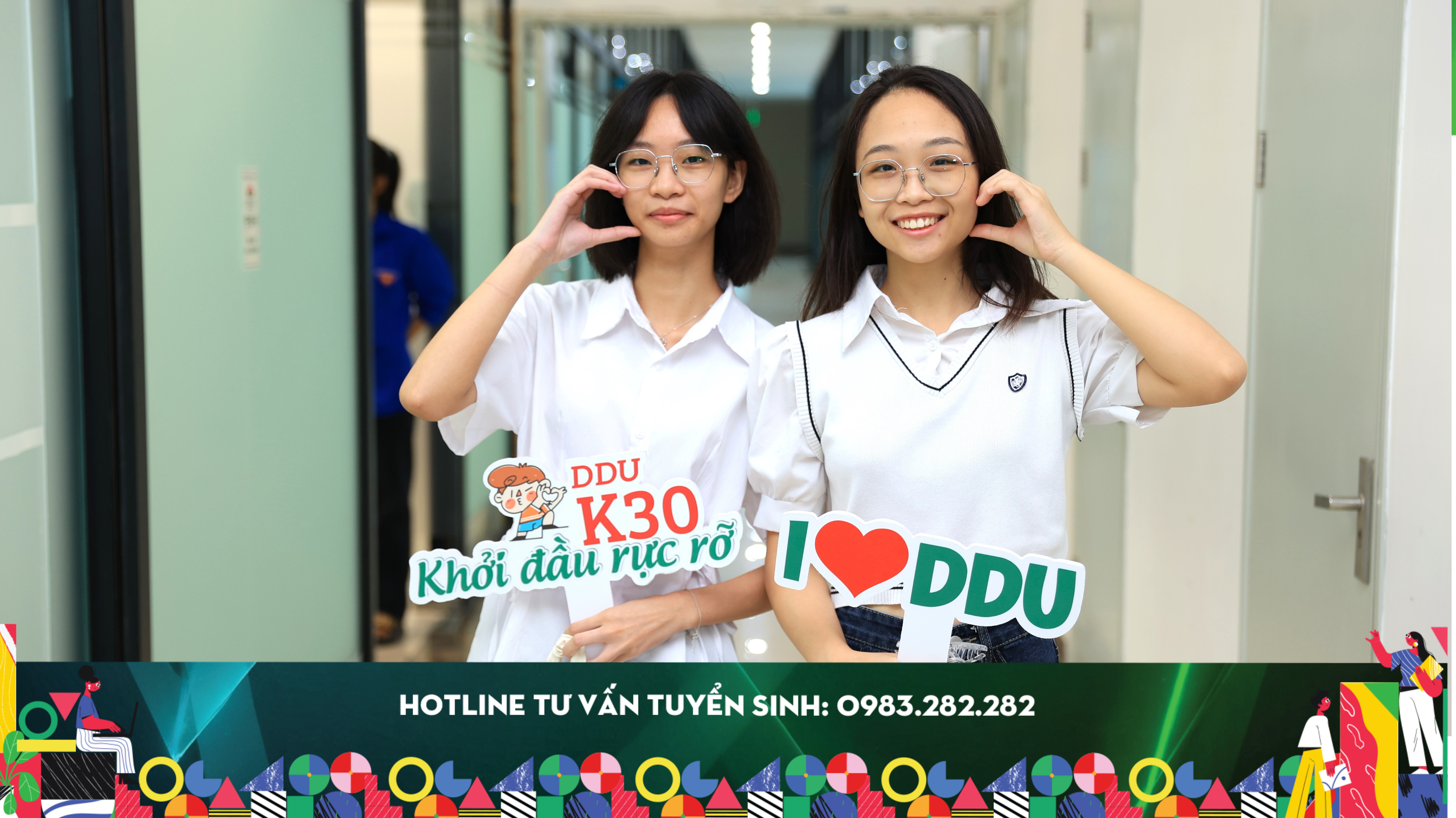 Tân sinh viên K30 cùng phụ huynh đang làm thủ tục nhập học dưới sự hỗ trợ tận tình của đội ngũ DDU