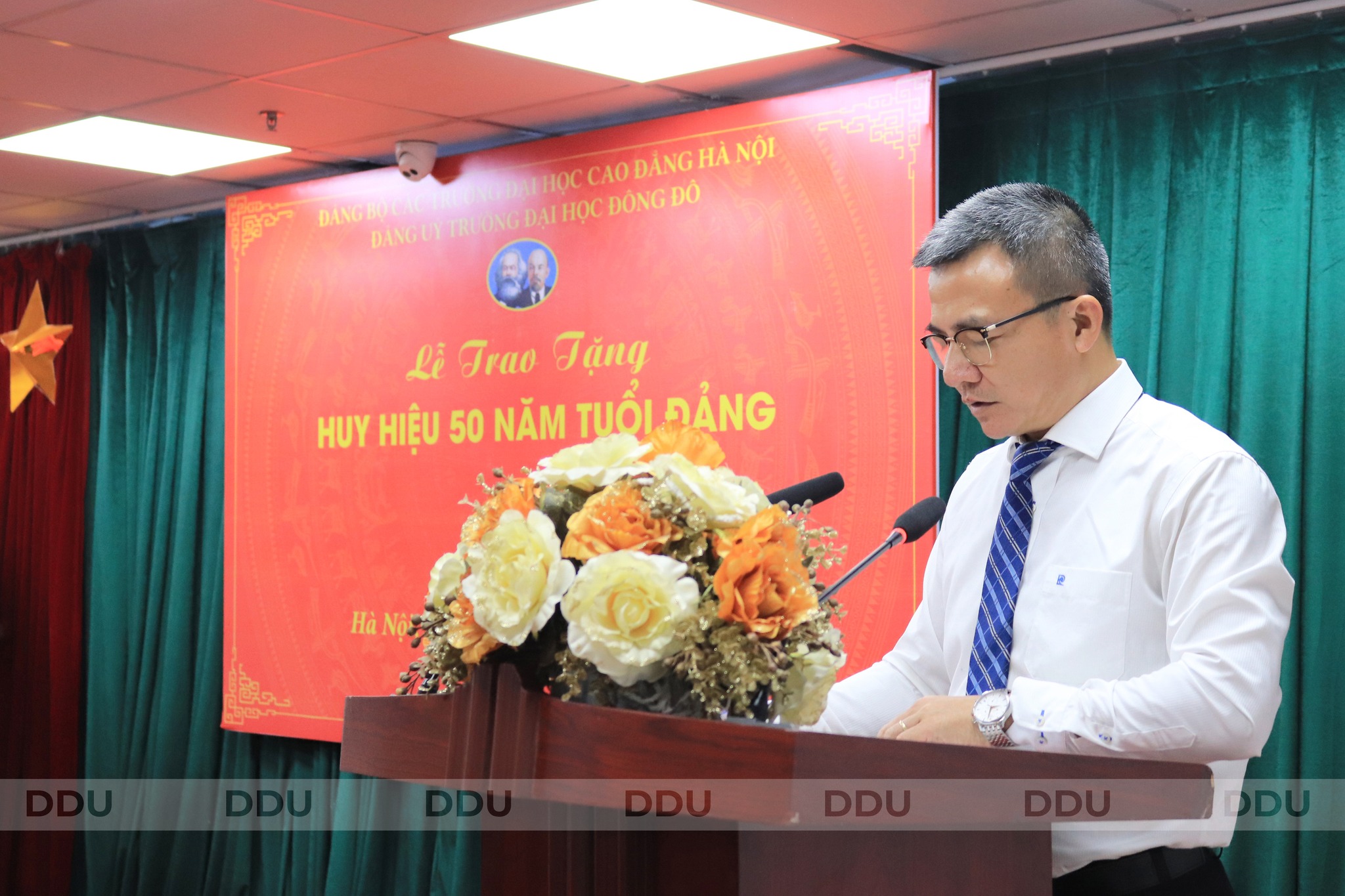 Đồng chí Nguyễn Đức Hiến – Ủy viên Ban Thường vụ, Chánh Văn phòng Đảng ủy Khối đã công bố Quyết định tặng Huy hiệu Đảng cho đồng chí Tạ Tiến Hùng