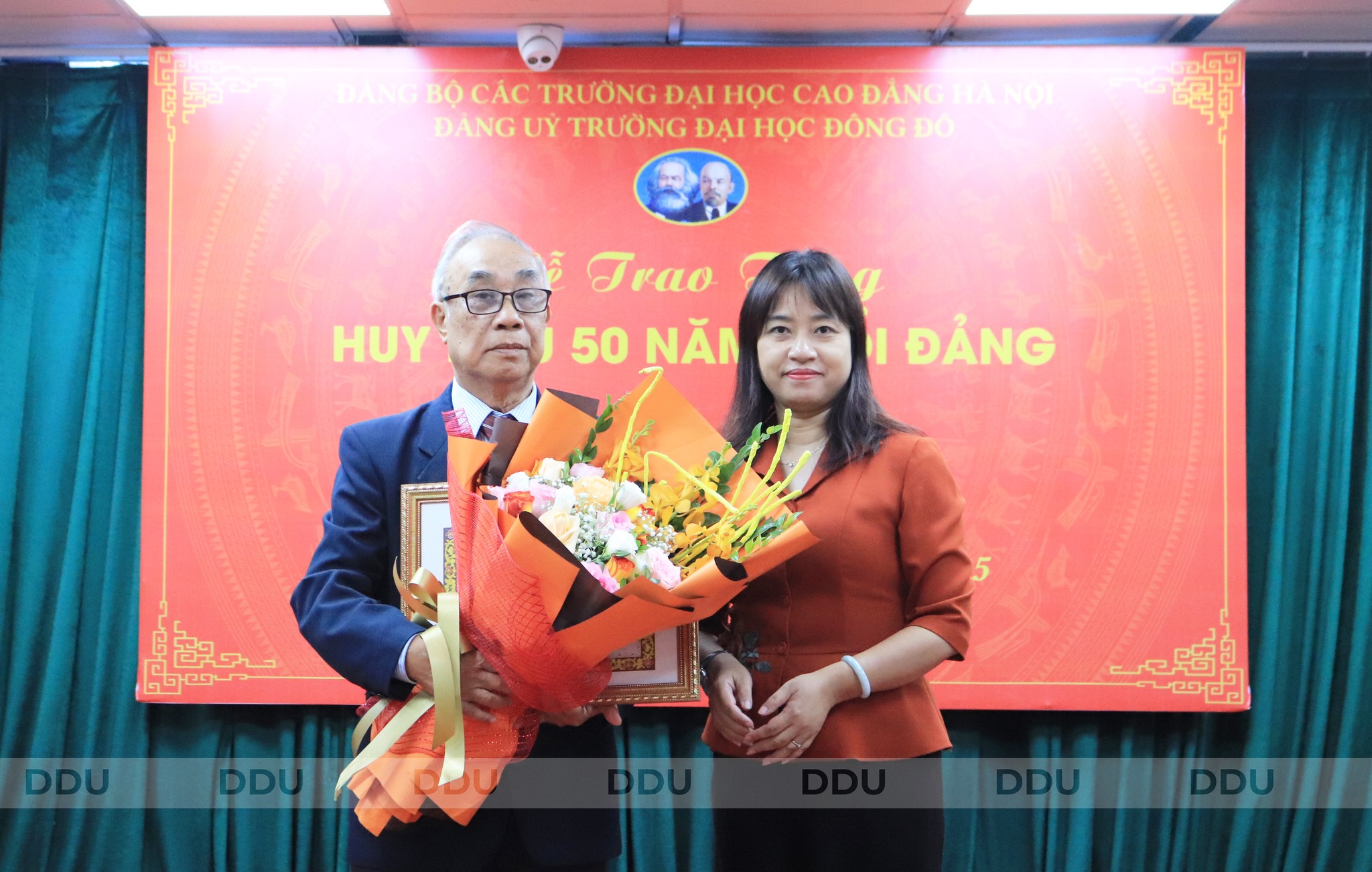 Đồng chí Nguyễn Vũ Bích Hiền – Phó Bí thư Đảng ủy Khối các trường Đại học, Cao đẳng Hà Nội trao Huy hiệu 50 năm tuổi Đảng cho đồng chí Tạ Tiến Hùng