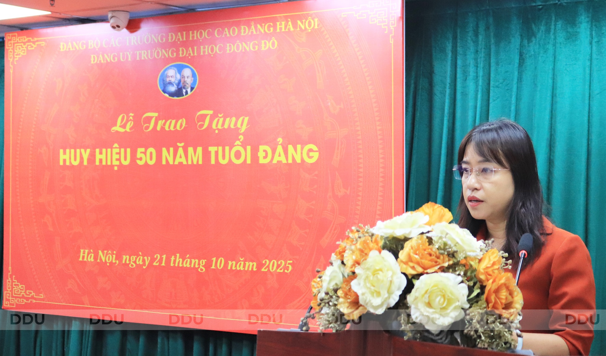 Đồng chí Nguyễn Vũ Bích Hiền chúc mừng phát biểu chúc mừng