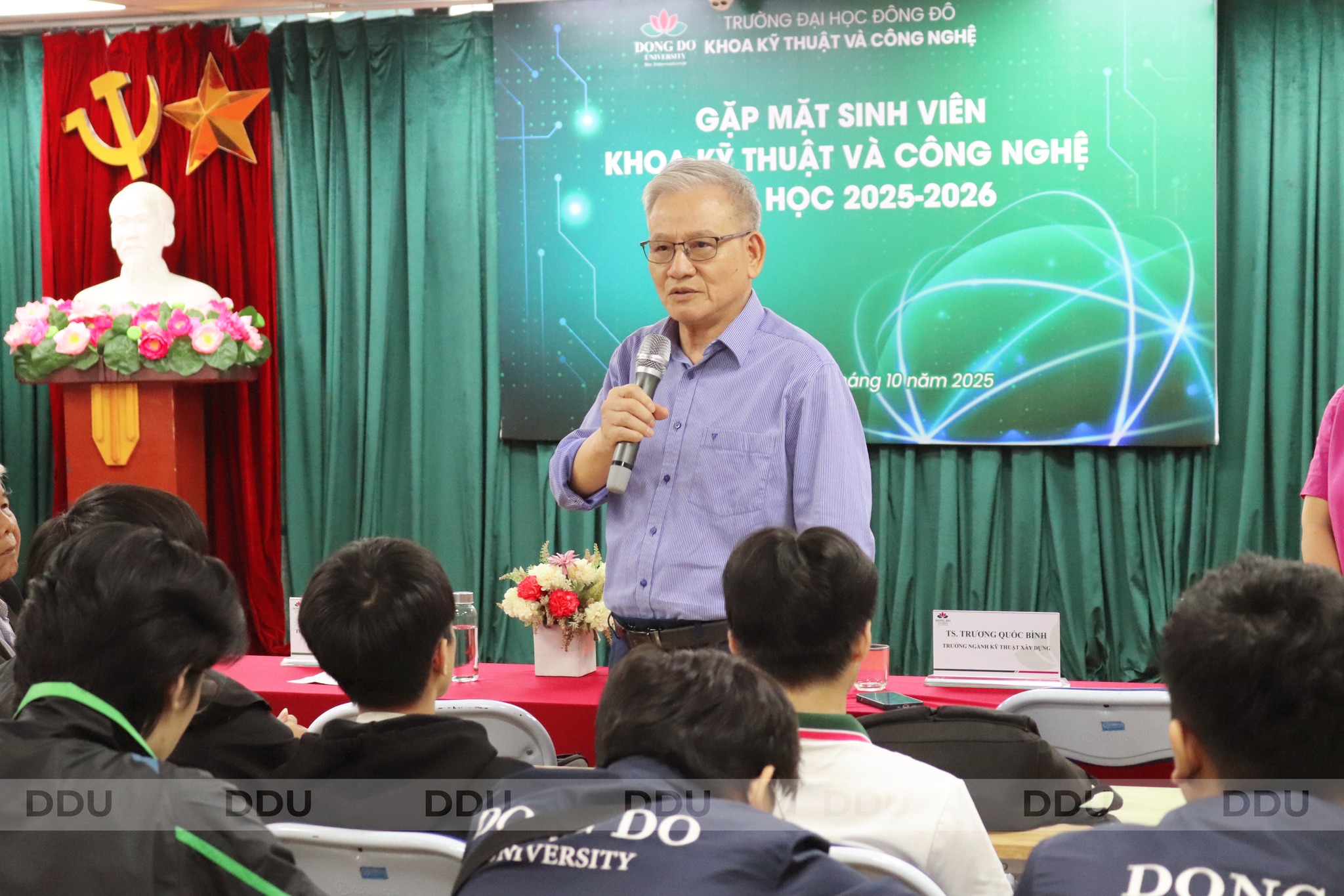 Các thầy cô trong Ban Giám hiệu và Ban Chủ nhiệm Khoa đã tận tình giải đáp, chia sẻ những kinh nghiệm quý báu