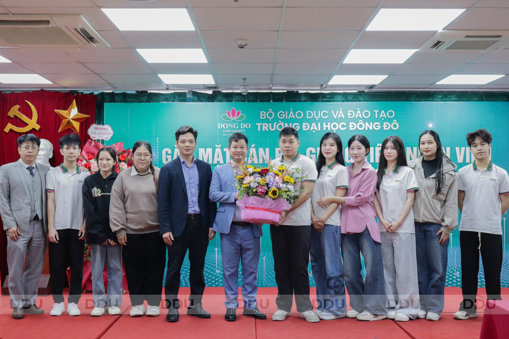 đại diện sinh viên từ các Câu lạc bộ trường, đã dành tặng thầy cô những bông hoa tươi thắm, thay cho lời biết ơn chân thành nhất