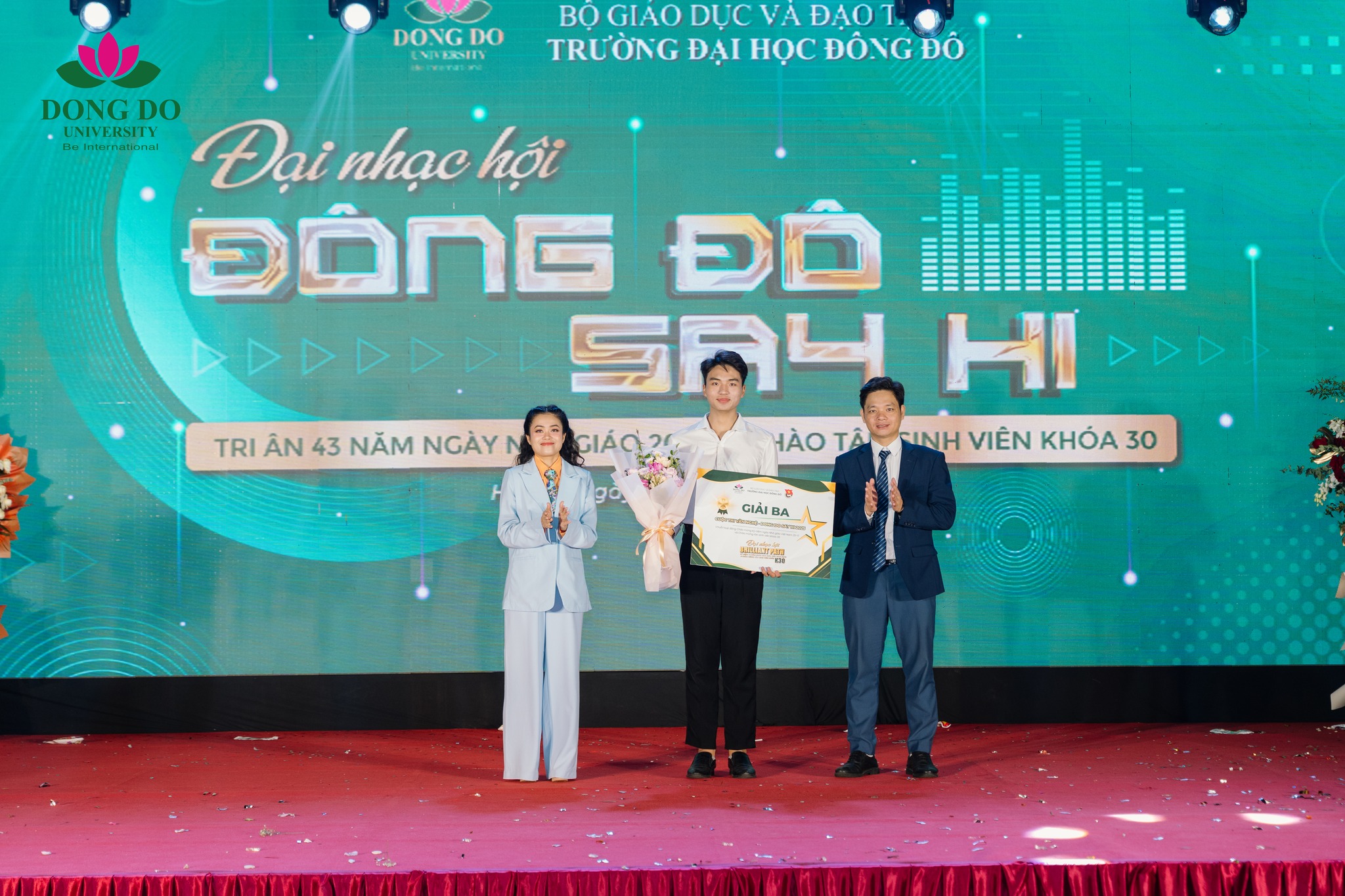 TS. Nguyễn Anh Tuấn - Phó Hiệu trưởng cùng ca sĩ Hoàng Hồng Ngọc công bố và trao Giải Ba cuộc thi văn nghệ cho Khoa Khoa học - Xã hội với phần thi Vinh quang người giáo viên nhân dân