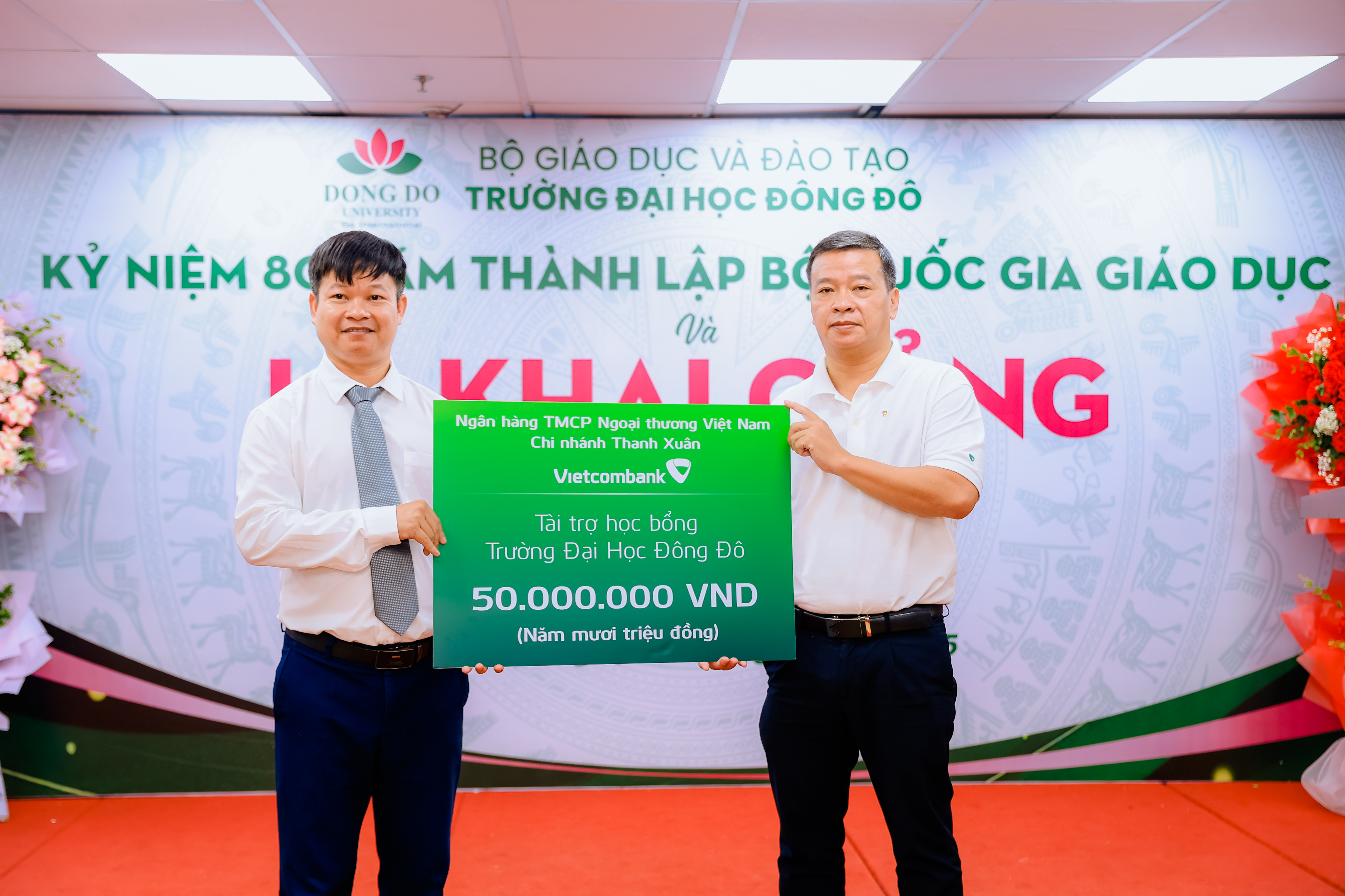 Ngân hàng Vietcombank với 25 suất học bổng trị giá 50.000.000 đồng dành cho Nhà trường và sinh viên