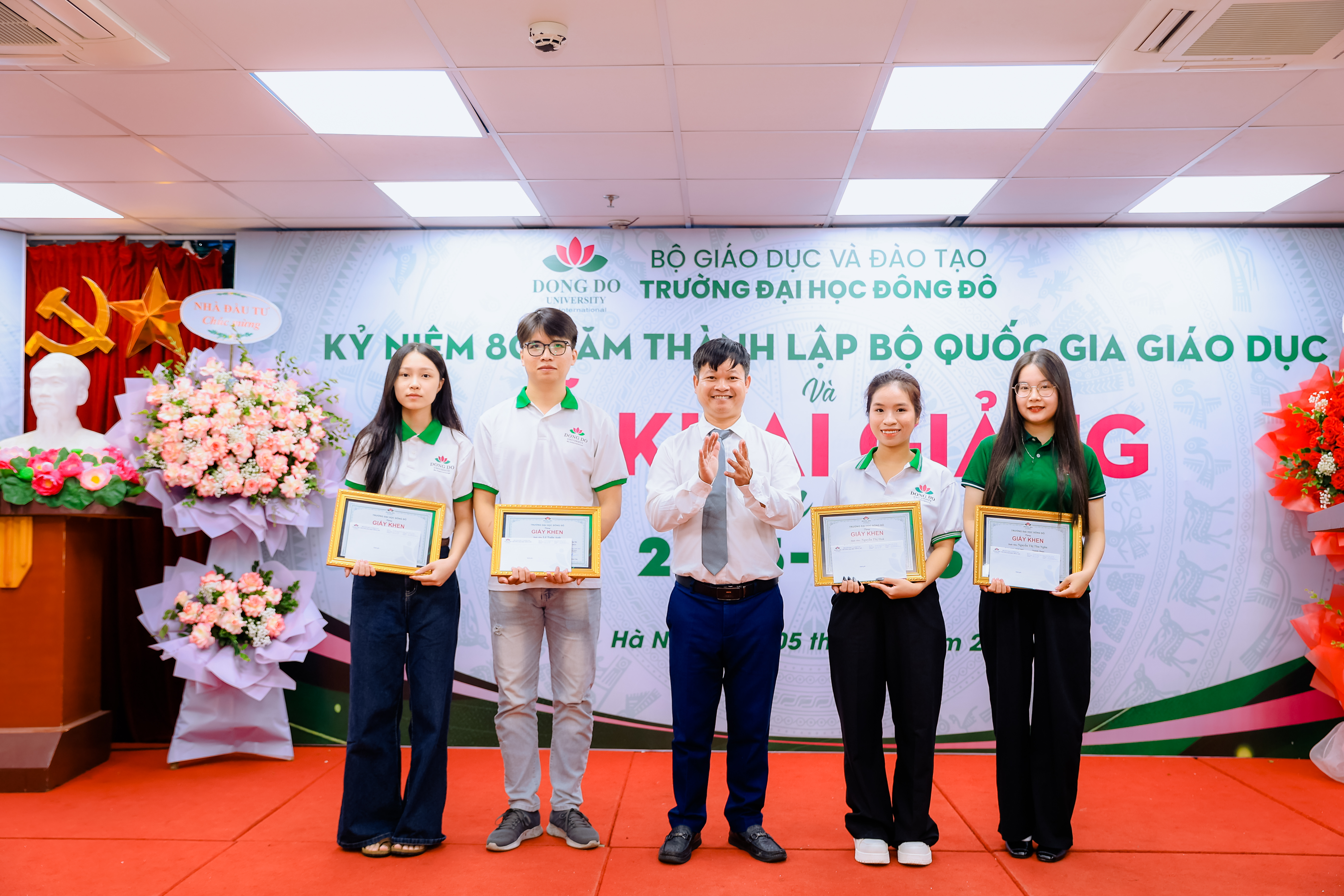 Trường Đại học Đông Đô vinh danh và trao thưởng cho những sinh viên tiêu biểu
