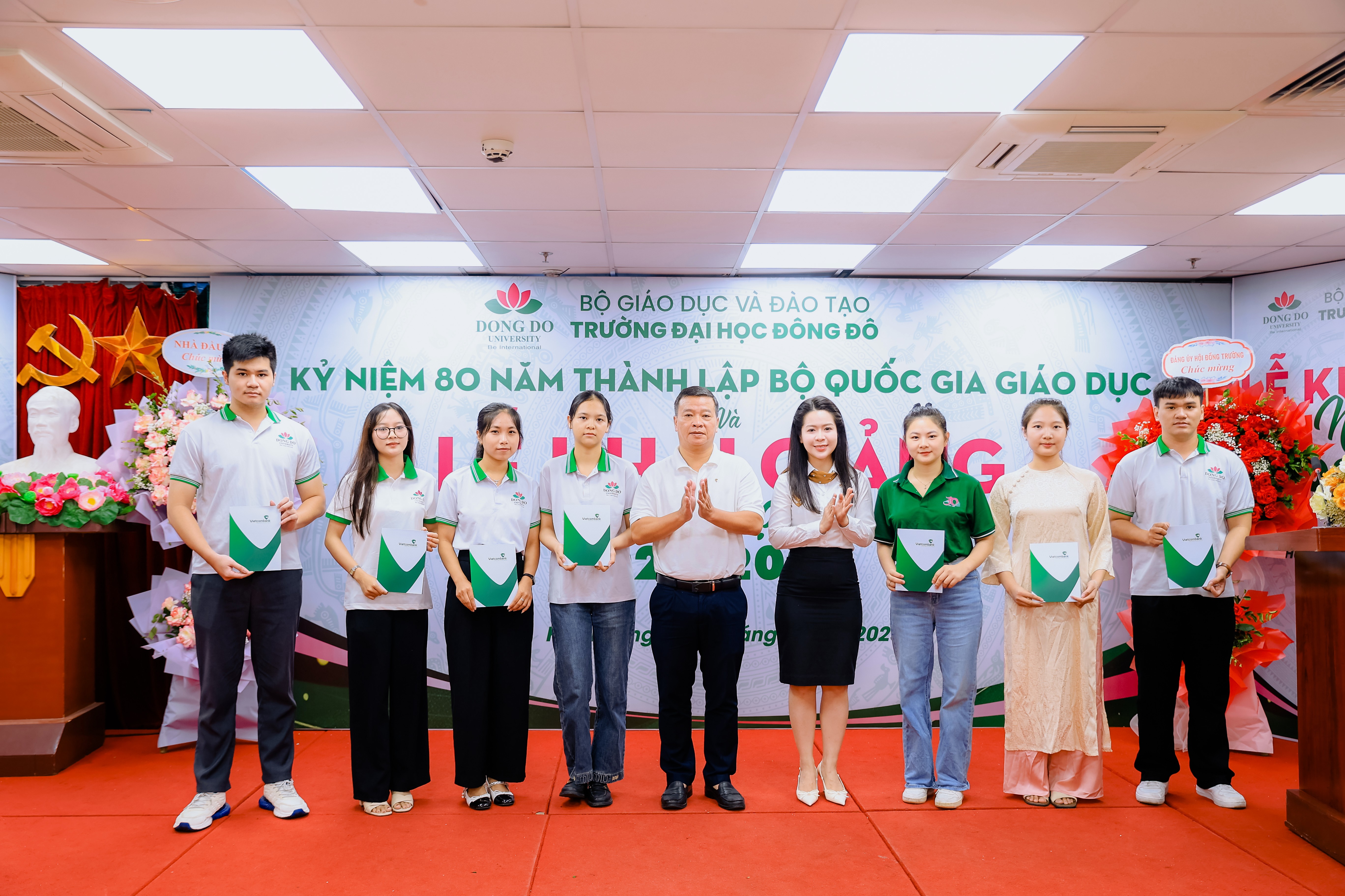 Ông Chu Công Tráng và Bà Phạm Thùy Dương đại diện ngân hàng Vietcombank Thanh Xuân trao tặng phần thưởng cho 25 em đạt thành tích xuất sắc toàn diện trong năm học 2024–2025