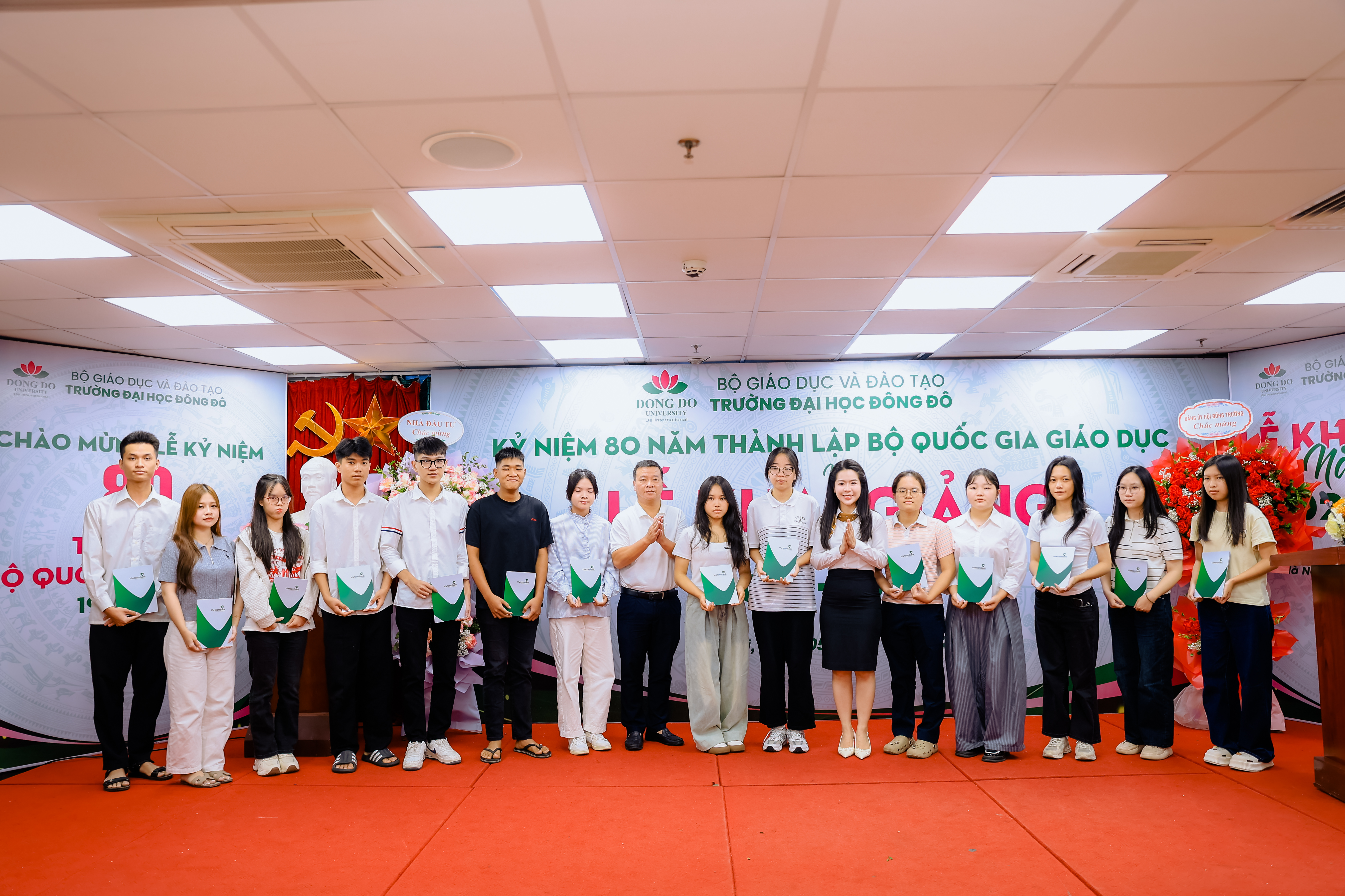 Ông Chu Công Tráng và Bà Phạm Thùy Dương đại diện ngân hàng Vietcombank Thanh Xuân trao tặng phần thưởng cho 25 em đạt thành tích xuất sắc toàn diện trong năm học 2024–2025