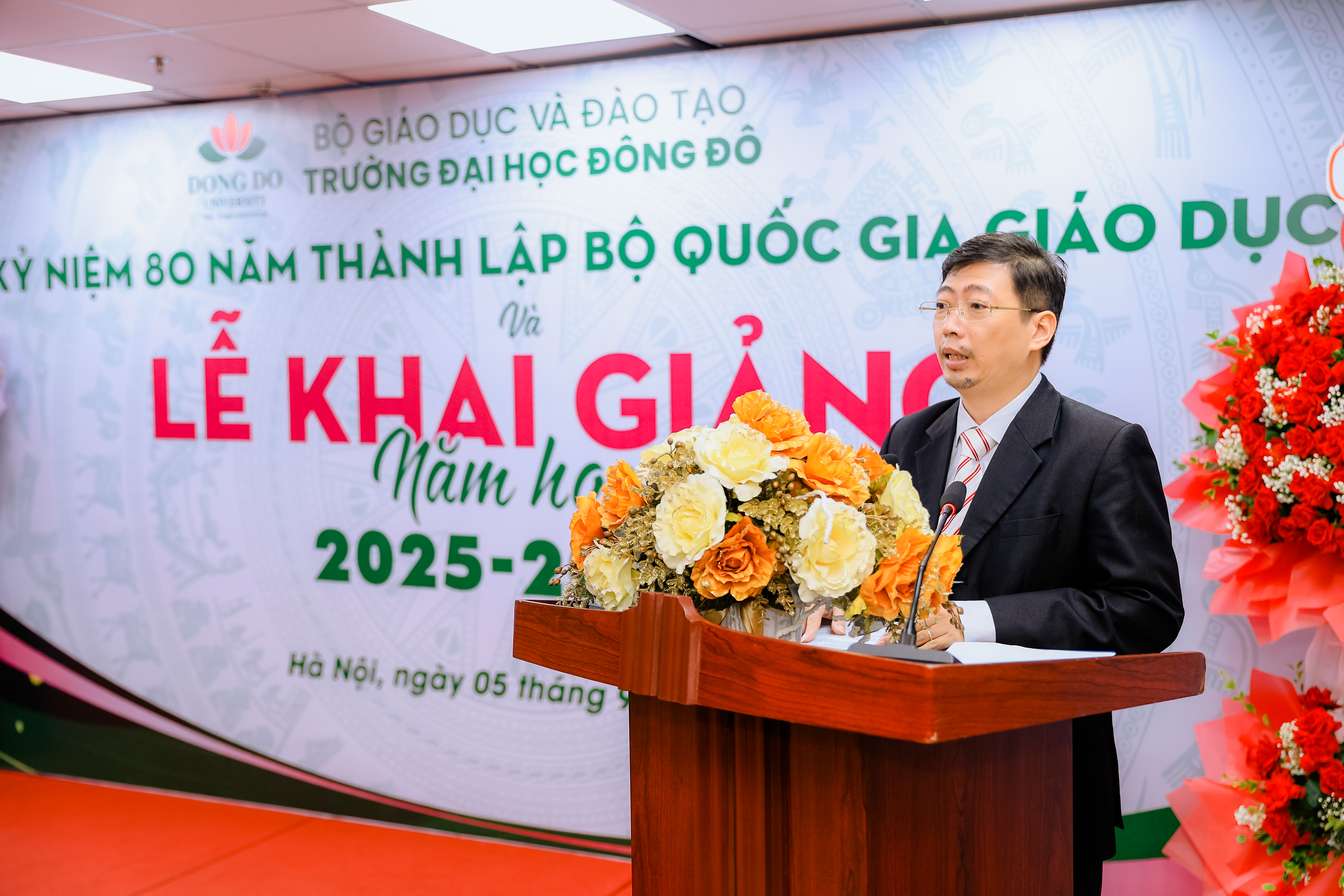 TS. Nguyễn Thế Sơn - Phó Chủ tịch Hội đồng trường gửi lời chúc mừng năm học mới