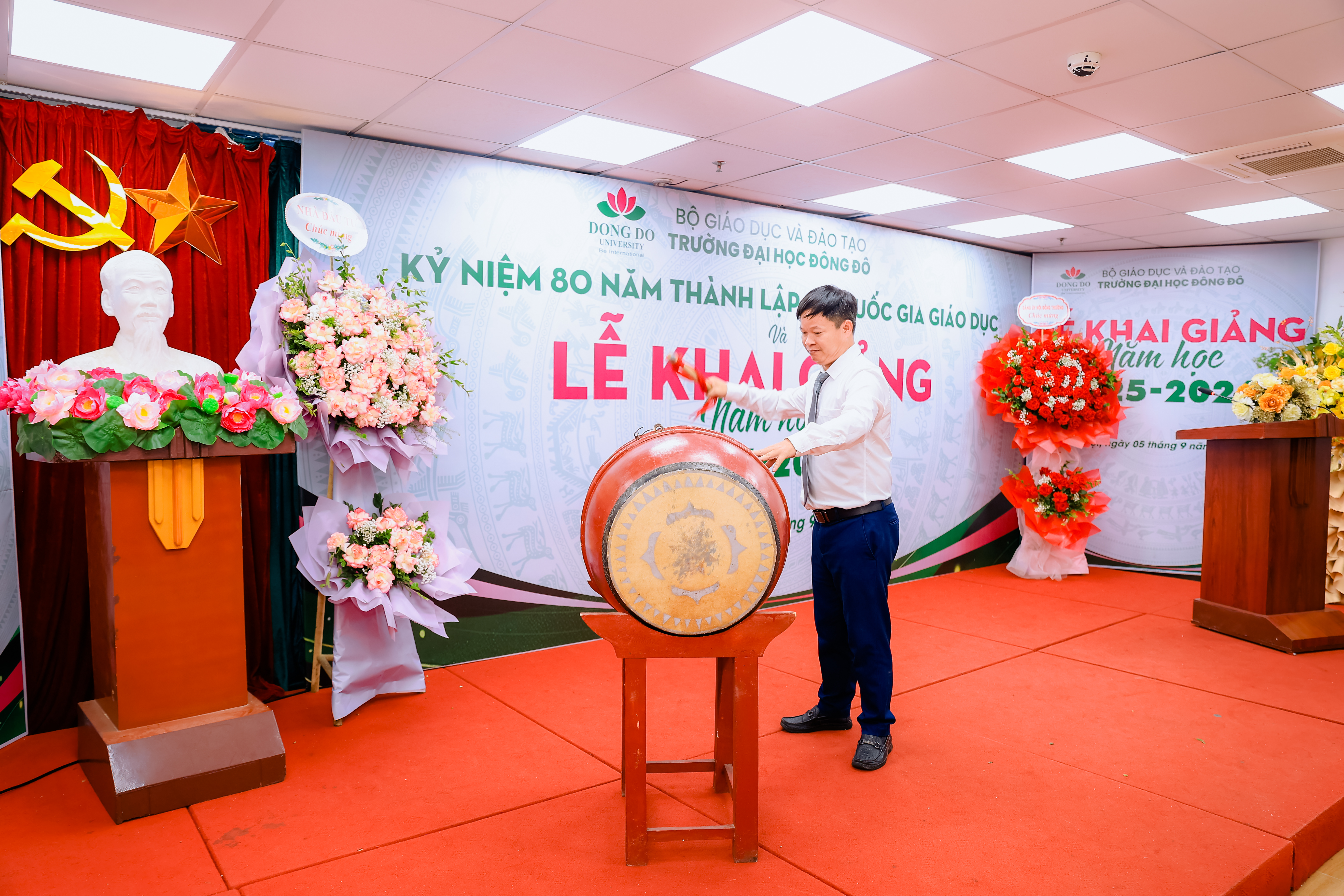 Thầy Phó Hiệu trưởng thực hiện nghi thức đánh trống khai giảng năm học 2025-2026