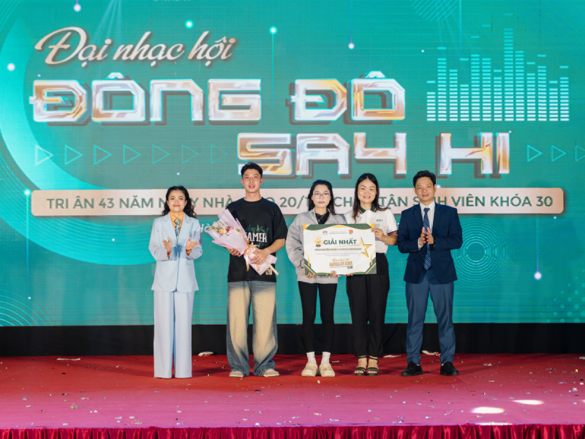 Nhạc sĩ, Ca sĩ Hoàng Hồng Ngọc cùng ban giám hiệu nhà trường trao giải các tiết mục xuất sắc