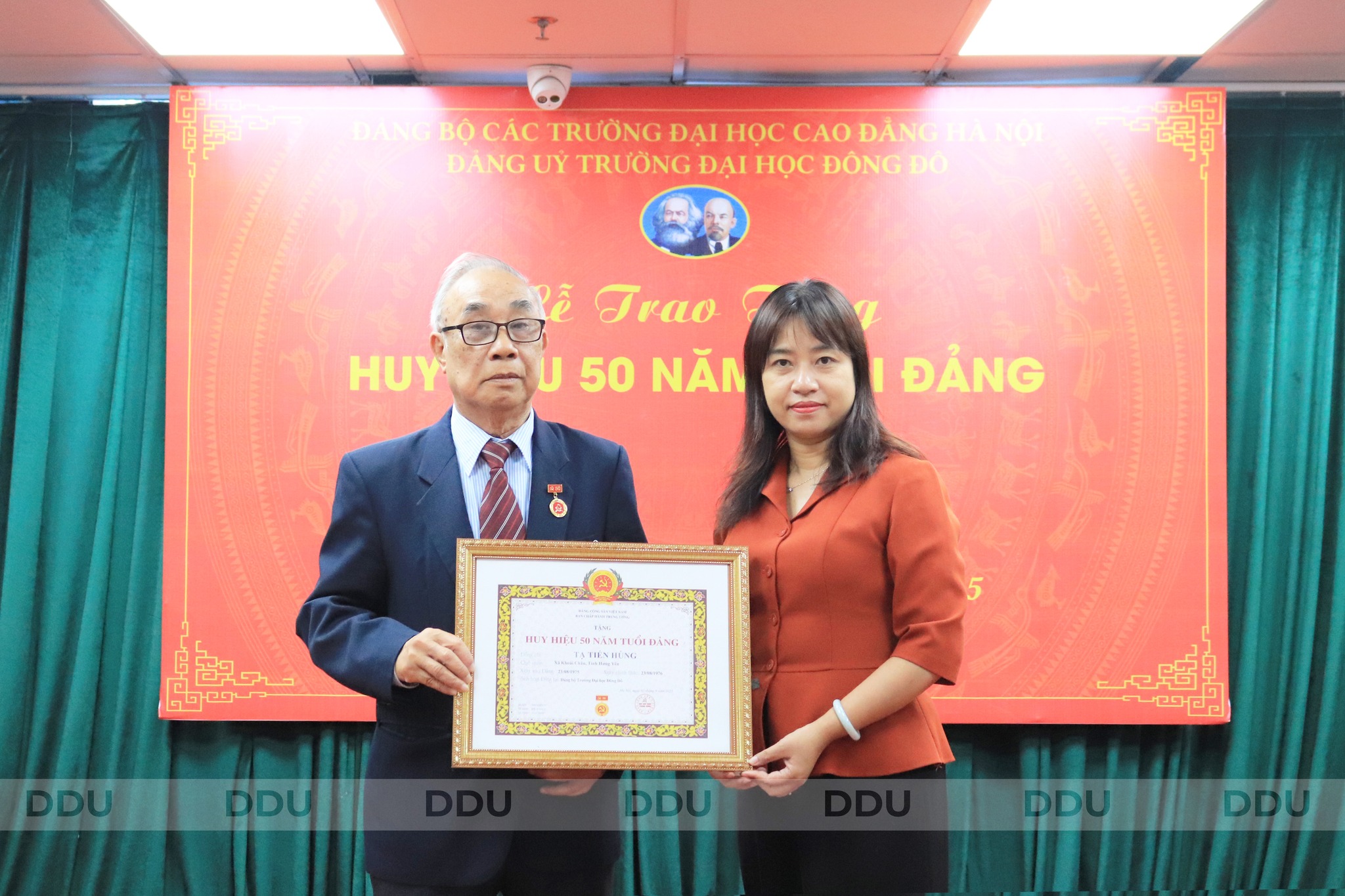 Lễ Trao tặng Huy hiệu 50 năm tuổi Đảng cho đồng chí Tạ Tiến Hùng, Trưởng khoa Ngôn ngữ Hàn Quốc