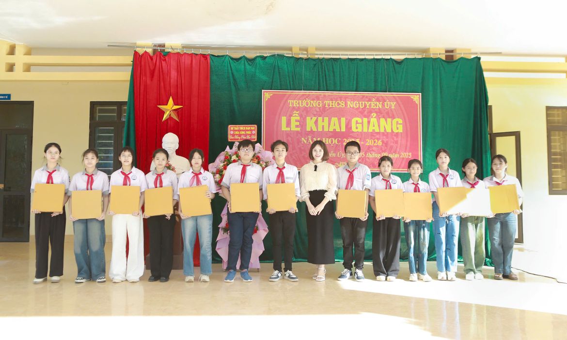 Trường Đại học Đông Đô trao tặng quà Khai giảng năm học 2025-2026 tại Trường THCS Nguyễn Úy, Ninh Bình