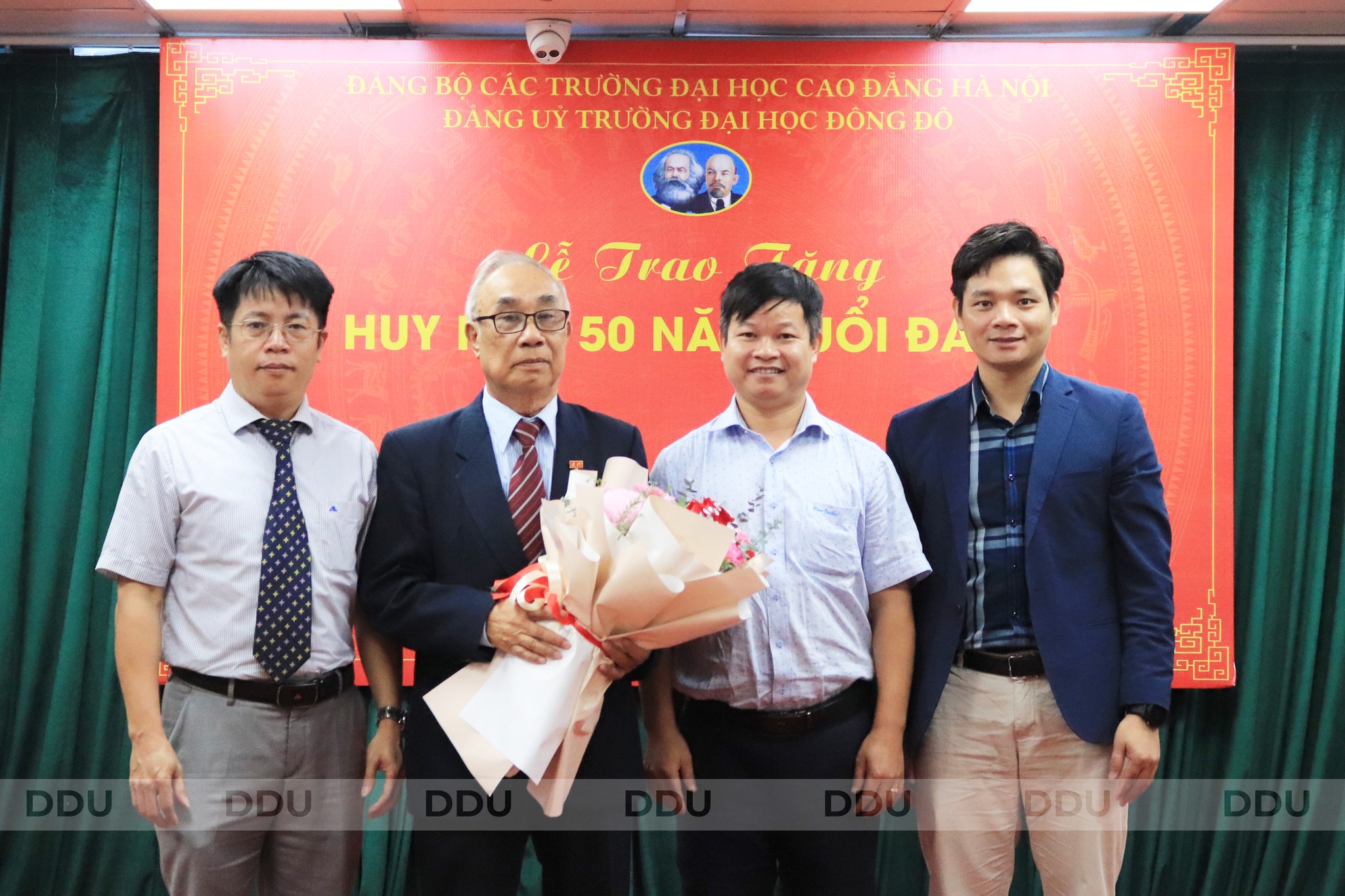 Trao Tặng Huy Hiệu 50 Năm Tuổi Đảng Cho Đồng Chí Tạ Tiến Hùng