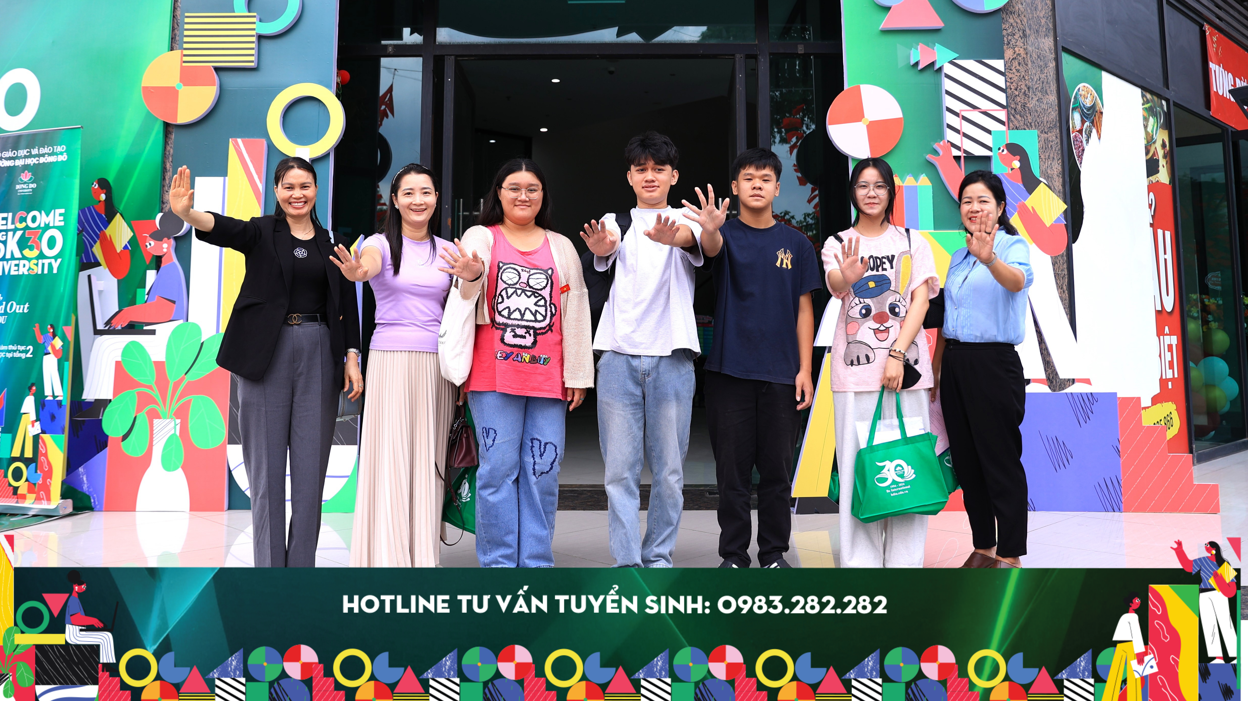 T&acirc;n sinh vi&ecirc;n K30 rạng rỡ check-in tại Đại học Đ&ocirc;ng Đ&ocirc;