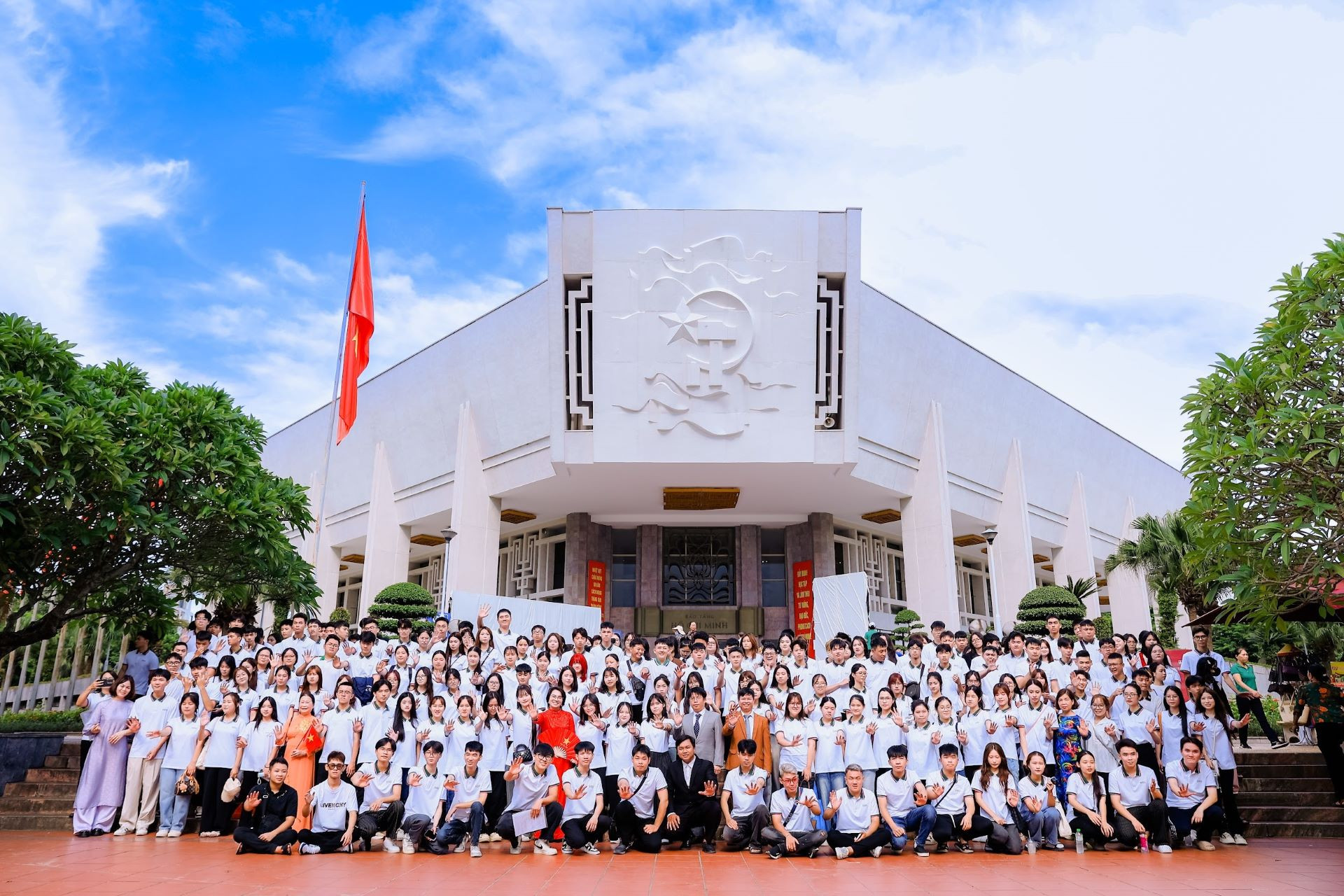 T&acirc;̣p th&ecirc;̉ gi&aacute;o vi&ecirc;n c&ugrave;ng sinh vi&ecirc;n Đ&ocirc;ng Đ&ocirc; chụp ảnh lưu ni&ecirc;̣m tại Bảo t&agrave;ng H&ocirc;̀ Ch&iacute; Minh