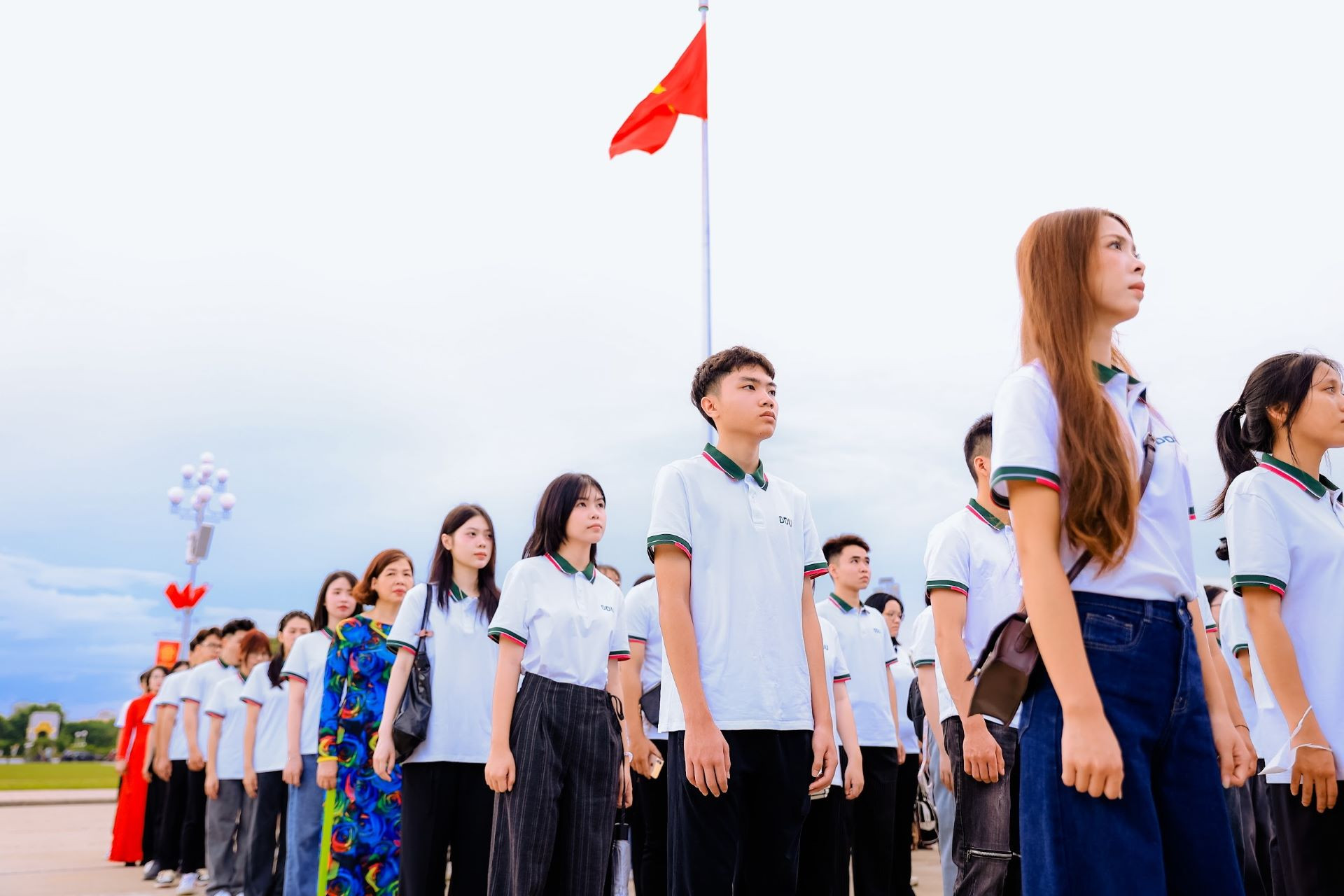 Sinh vi&ecirc;n Đại học Đ&ocirc;ng Đ&ocirc; nghi&ecirc;m trang trong L&ecirc;̃ b&aacute;o c&ocirc;ng v&agrave; d&acirc;ng hương tại Quảng trường Ba Đ&igrave;nh