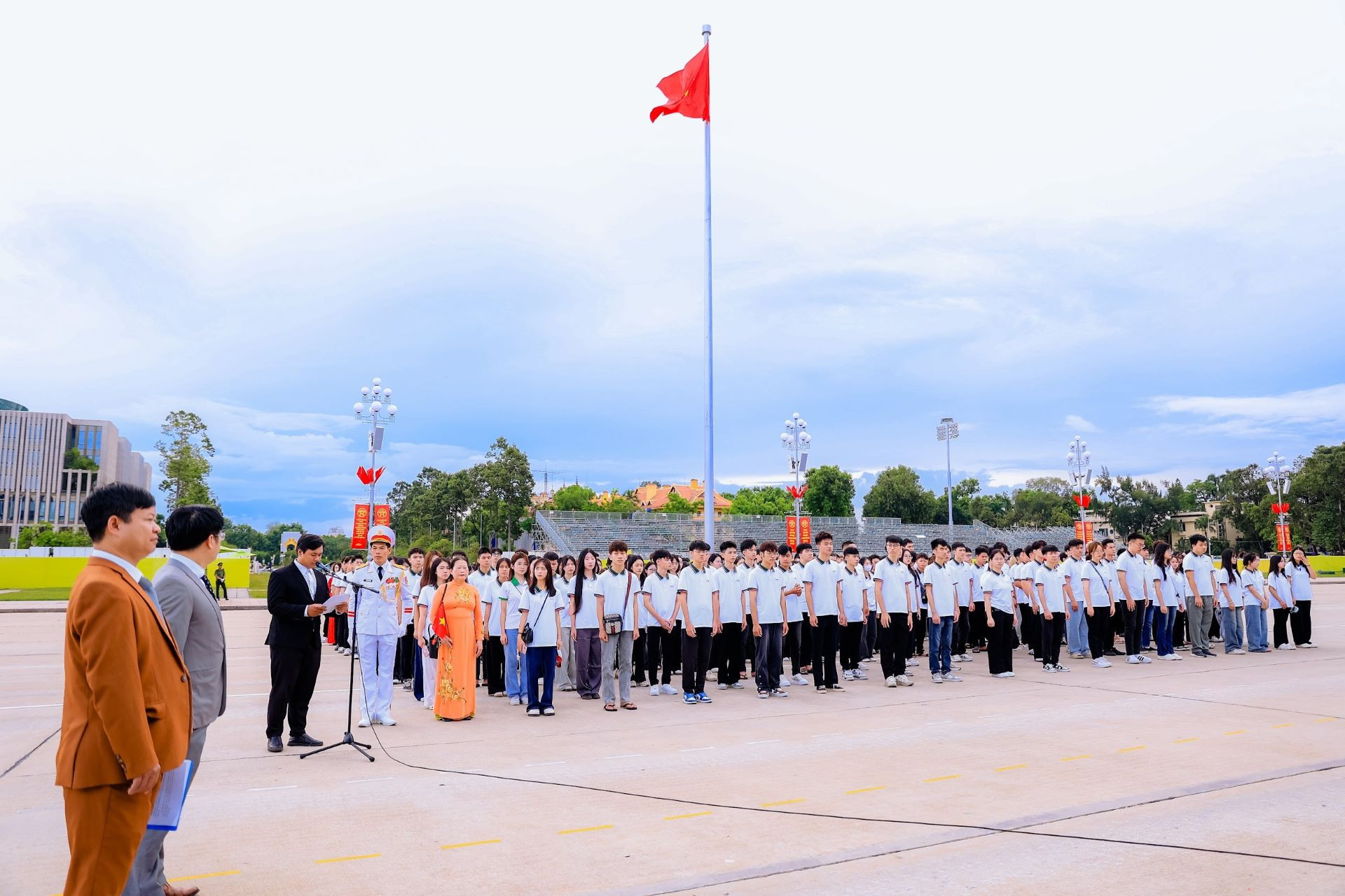 Sinh vi&ecirc;n Đại học Đ&ocirc;ng Đ&ocirc; nghi&ecirc;m trang trong L&ecirc;̃ b&aacute;o c&ocirc;ng v&agrave; d&acirc;ng hương tại Quảng trường Ba Đ&igrave;nh