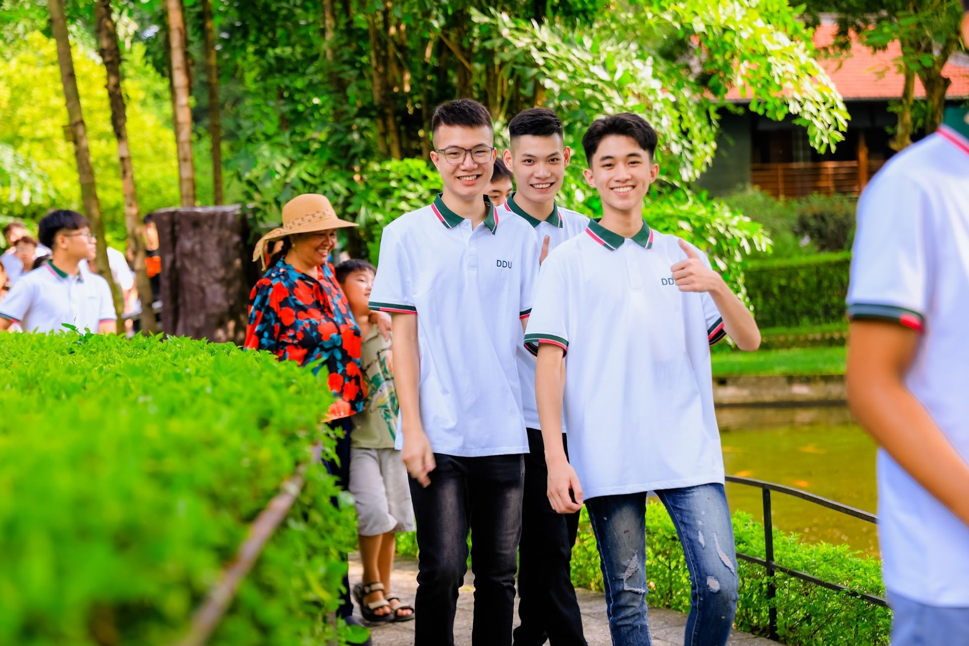  T&acirc;n sinh vi&ecirc;n K30 trong chuy&ecirc;́n h&agrave;nh tr&igrave;nh tri &acirc;n v&agrave; học t&acirc;̣p tại Khu di t&iacute;ch Phủ Chủ tịch - nơi lưu giữ những gi&aacute; trị b&acirc;́t hủ v&ecirc;̀ tư tưởng, đạo đức v&agrave; phong c&aacute;ch H&ocirc;̀ Ch&iacute; Minh