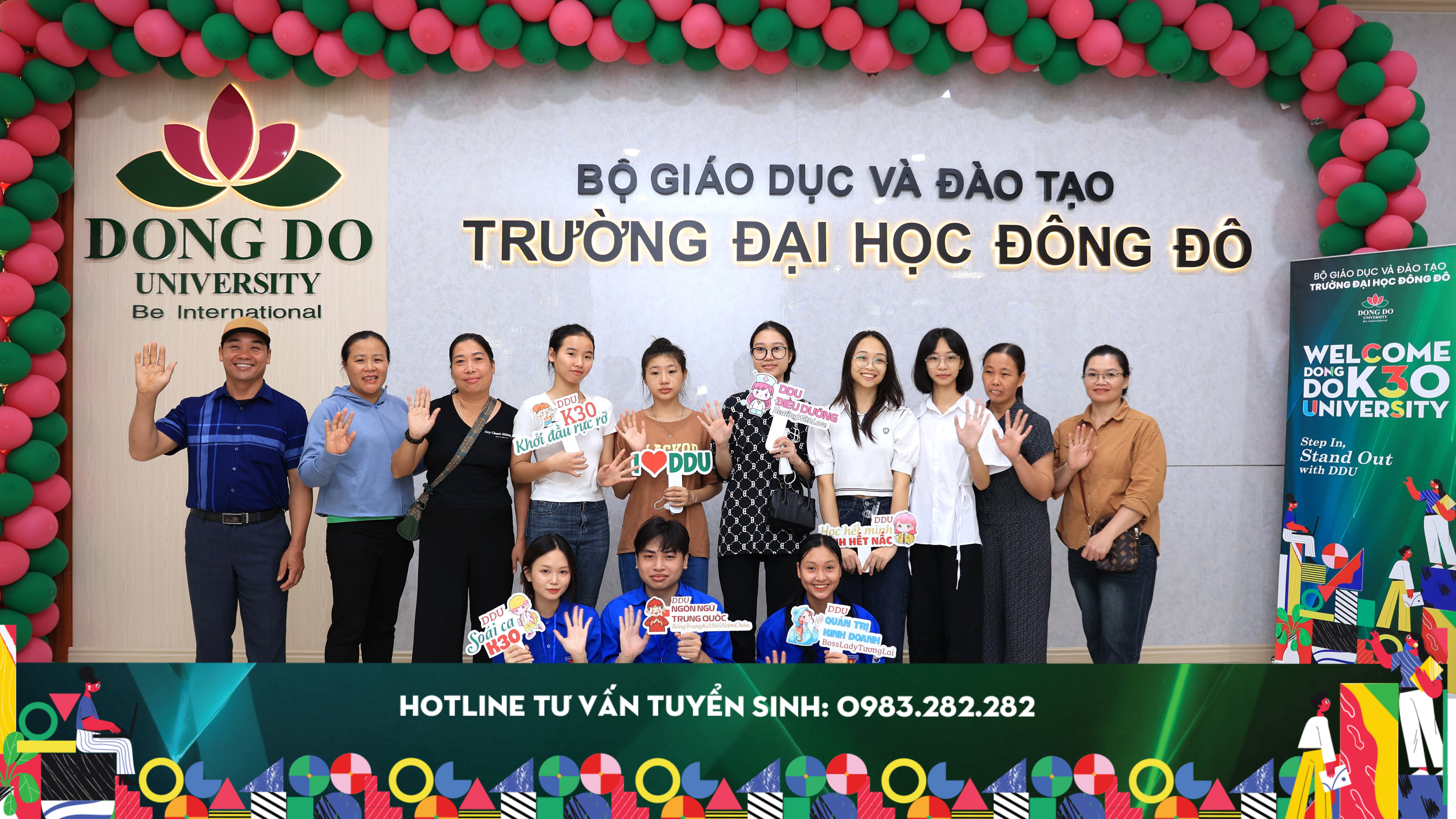 T&acirc;n sinh vi&ecirc;n K30 c&ugrave;ng phụ huynh tự tin check-in tại Đại học Đ&ocirc;ng Đ&ocirc; trong ng&agrave;y nhập học đầu ti&ecirc;n