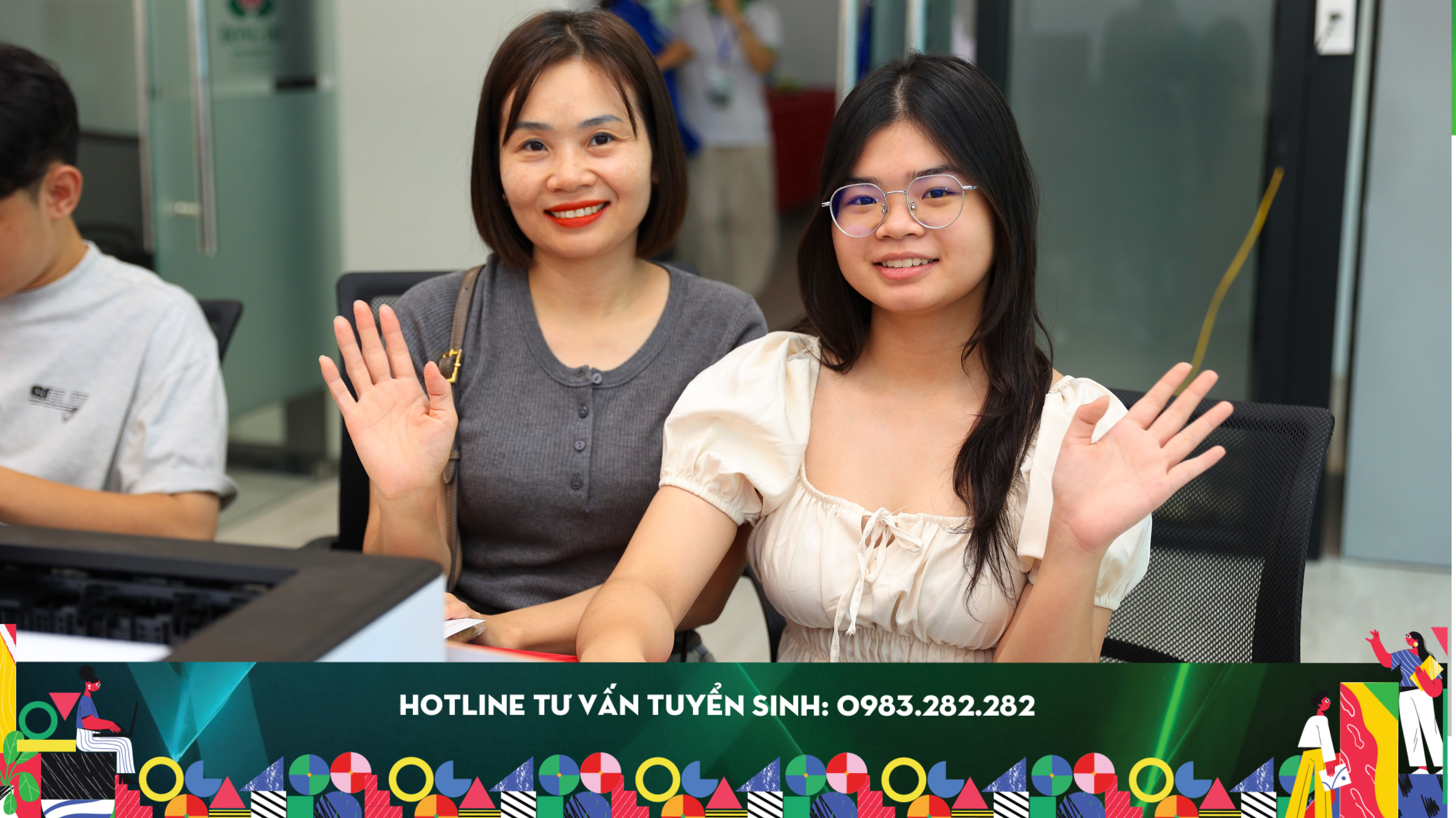 T&acirc;n sinh vi&ecirc;n K30 c&ugrave;ng phụ huynh đang l&agrave;m thủ tục nhập học dưới sự hỗ trợ tận t&igrave;nh của đội ngũ DDU