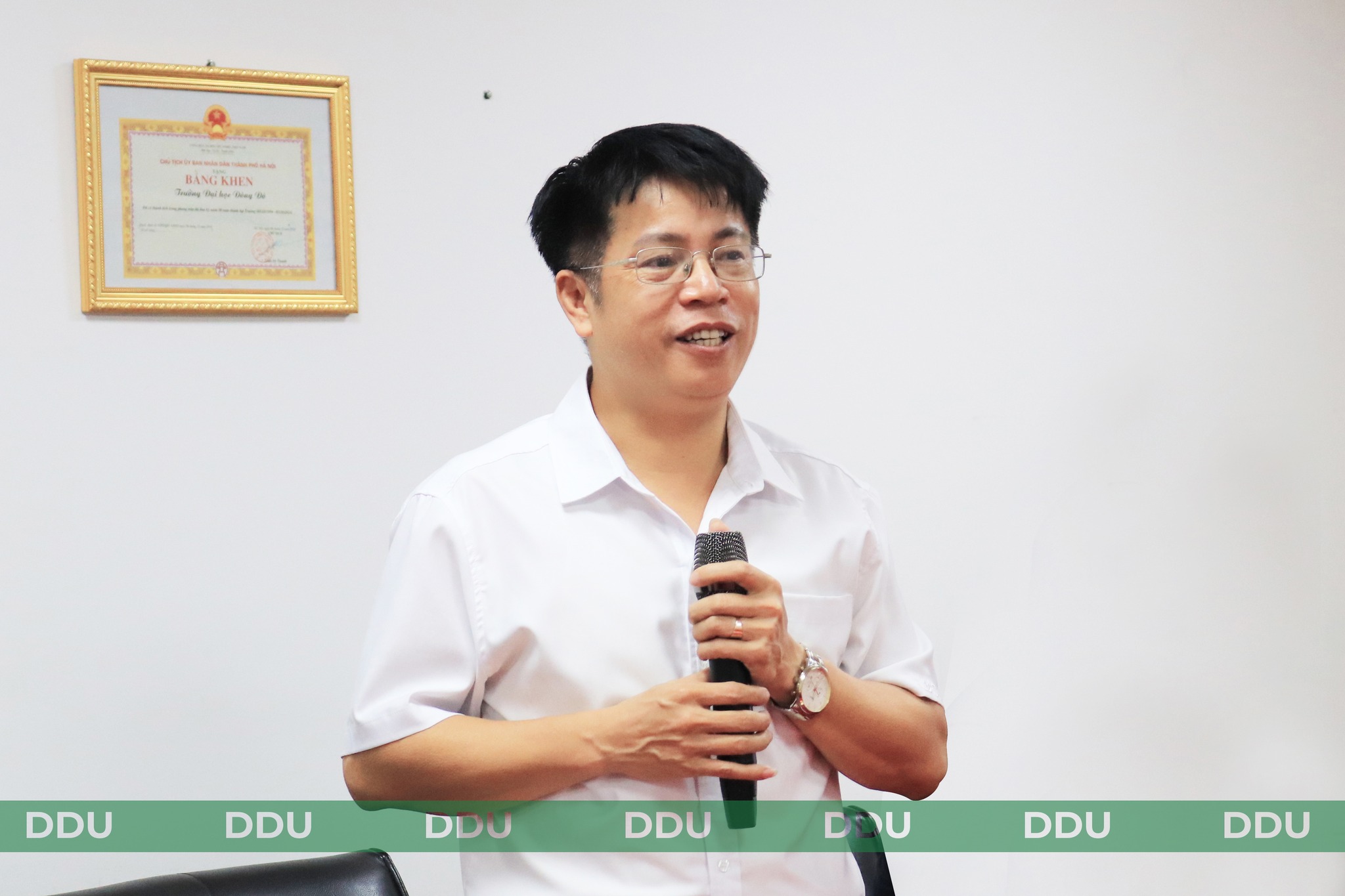 Thầy Trần Khắc Hưng &ndash; Ph&oacute; Hiệu trưởng đ&atilde; d&agrave;nh tặng c&aacute;c c&ocirc;, c&aacute;c chị, c&aacute;c em một b&agrave;i thơ ch&uacute;c mừng đầy cảm x&uacute;c