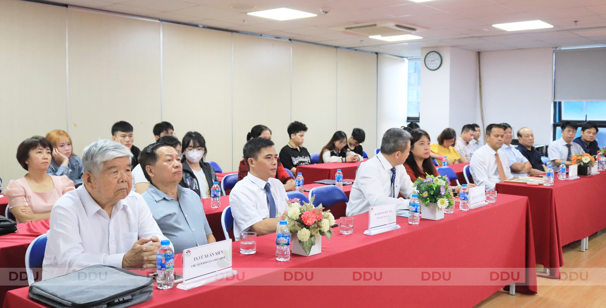 C&aacute;c đồng ch&iacute; trong Ban Chấp h&agrave;nh Đảng bộ, đại diện C&ocirc;ng đo&agrave;n, Đo&agrave;n Thanh ni&ecirc;n, Hội Cựu chiến binh, c&aacute;c đồng ch&iacute; B&iacute; thư Chi bộ v&agrave; to&agrave;n thể đảng vi&ecirc;n Chi bộ 1 tham gia 