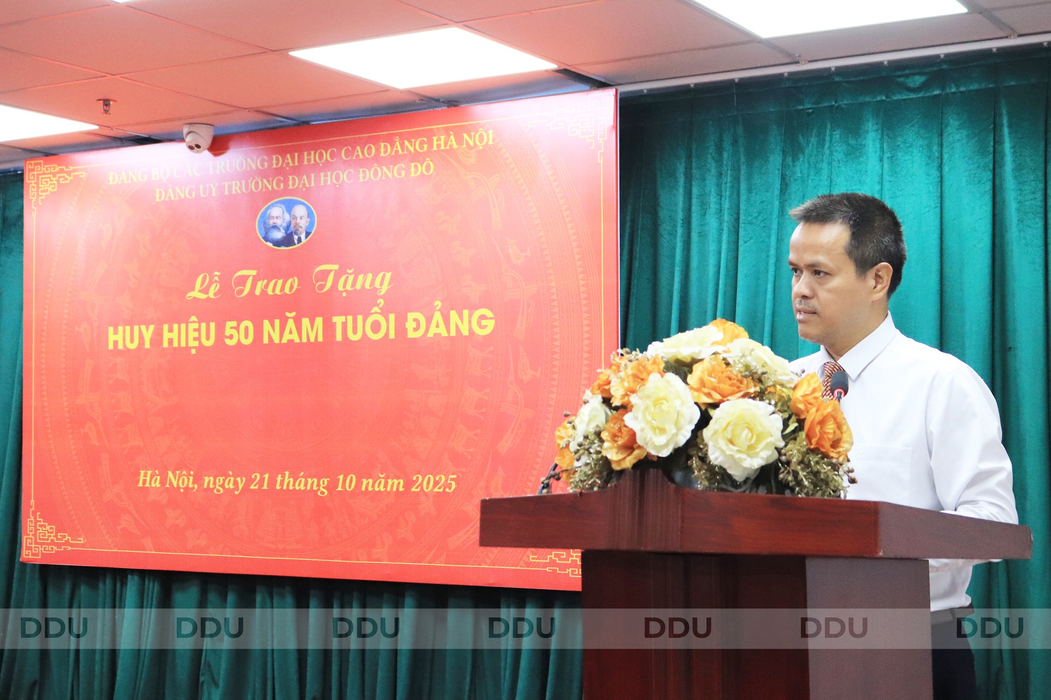 Đồng ch&iacute; Trịnh Hữu Tuấn &ndash; B&iacute; thư Đảng ủy Trường Đại học Đ&ocirc;ng Đ&ocirc; ch&uacute;c mừng v&agrave; tri &acirc;n đồng ch&iacute; Tạ Tiến H&ugrave;ng