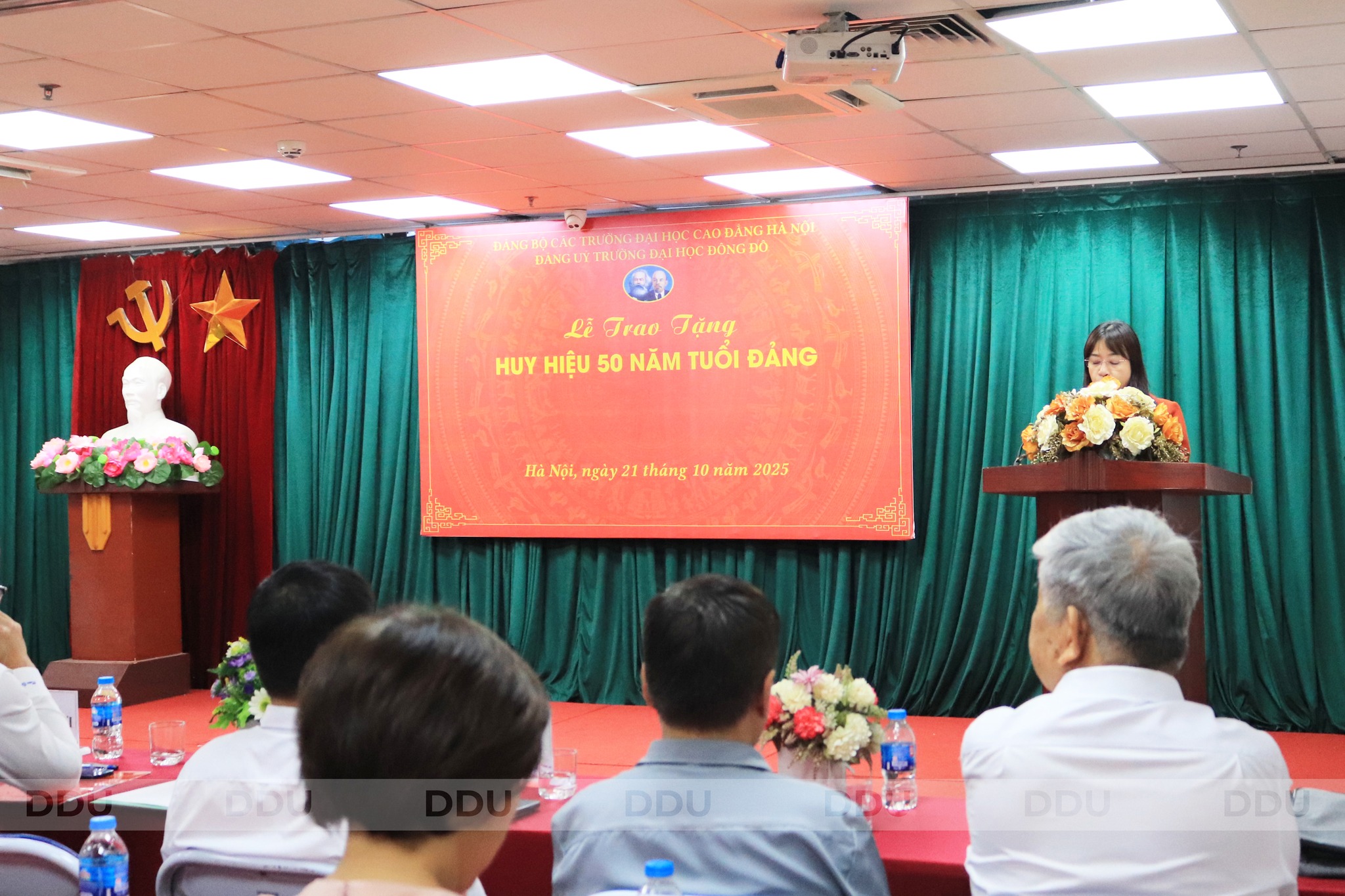 Lễ Trao tặng Huy hiệu 50 năm tuổi Đảng cho đồng ch&iacute; Tạ Tiến H&ugrave;ng, Trưởng khoa Ng&ocirc;n ngữ H&agrave;n Quốc