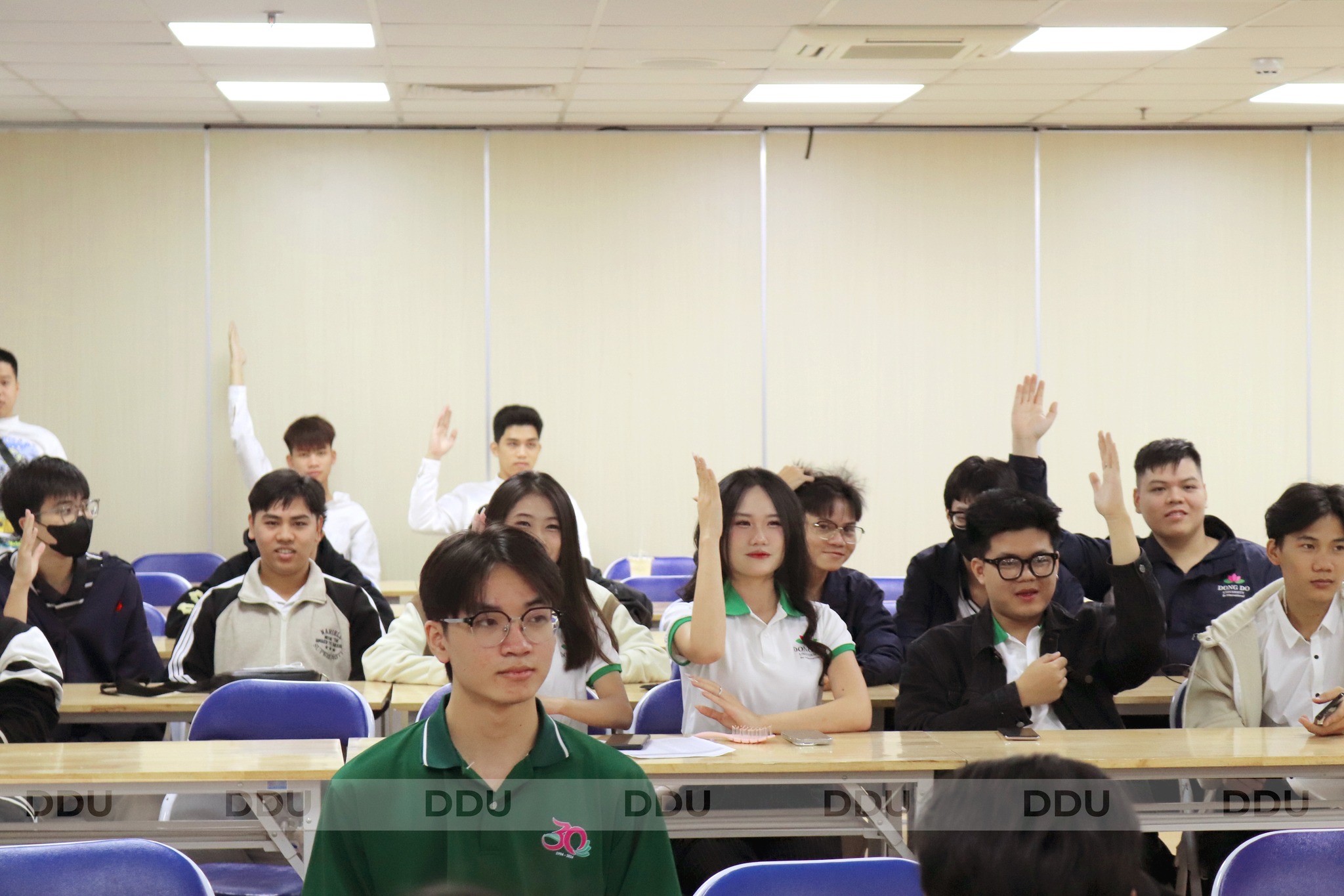 Sinh viên tham gia trò chơi, mini game và hoạt động tập thể với không khí thân mật, gần gũi và đầy cảm xúc.