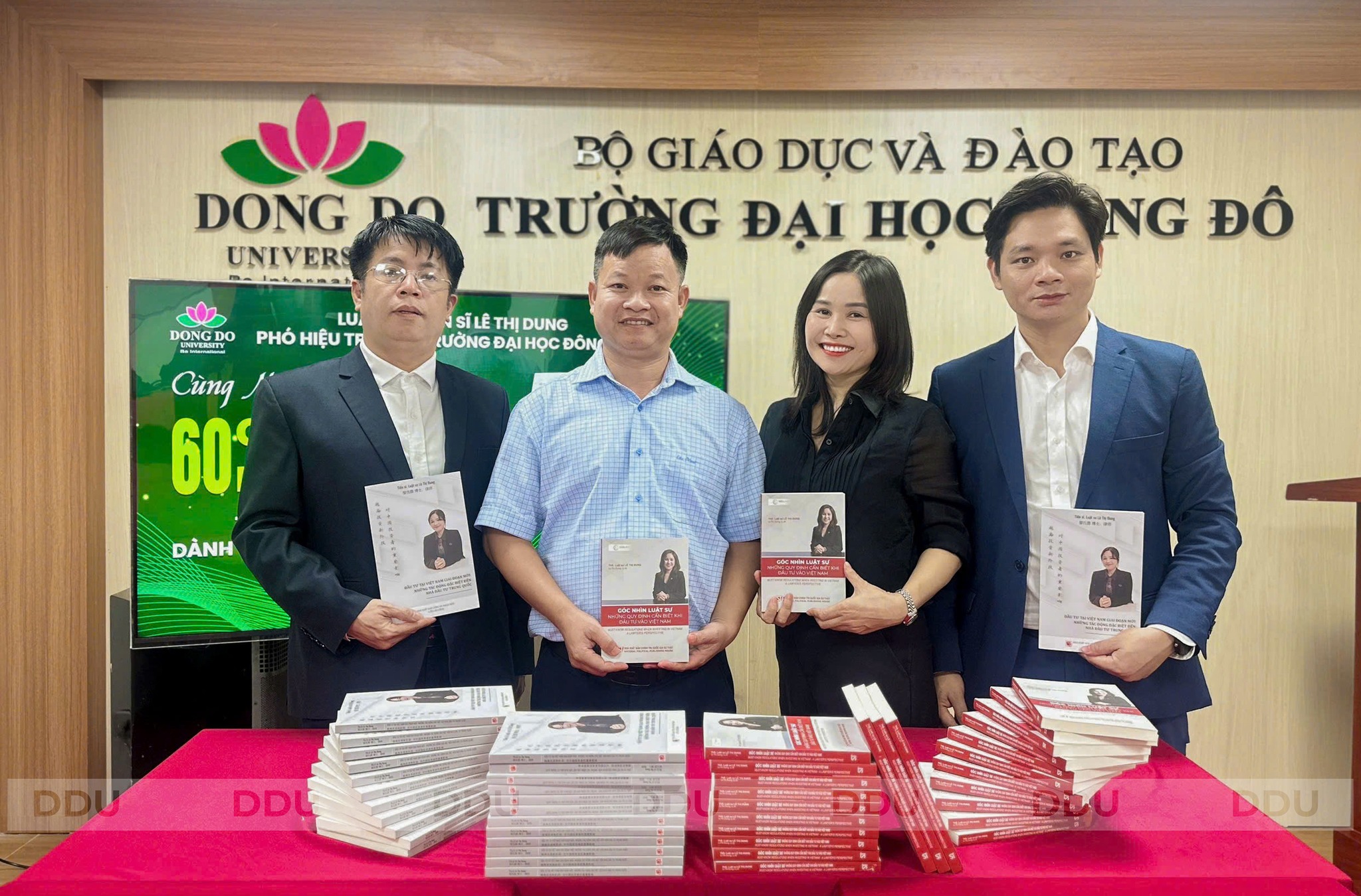 Ph&oacute; Hiệu trưởng Trường Đại học Đ&ocirc;ng Đ&ocirc; - Tiến sĩ L&ecirc; Thị Dung trao tặng 60 cuốn s&aacute;ch song ngữ về ph&aacute;p luật v&agrave; đầu tư cho thư viện nh&agrave; trường
