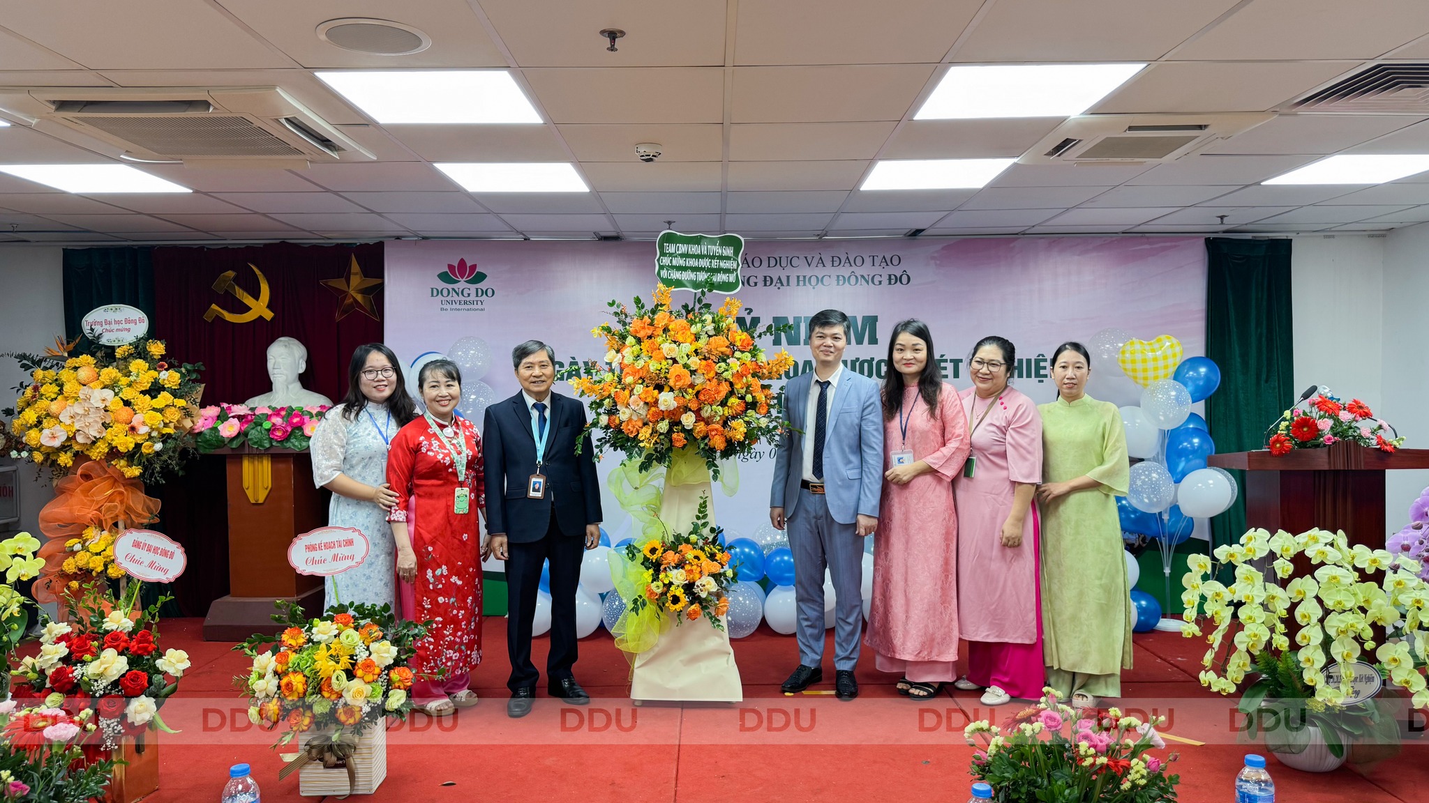 Tập thể giảng vi&ecirc;n tặng hoa ch&uacute;c mừng