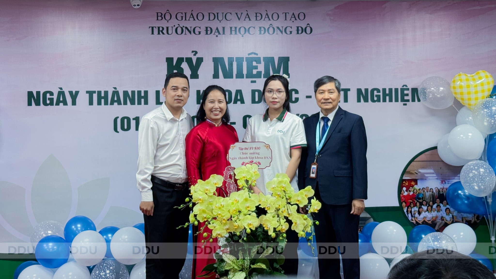 Đại diện sinh vi&ecirc;n đ&atilde; tặng hoa ch&uacute;c mừng