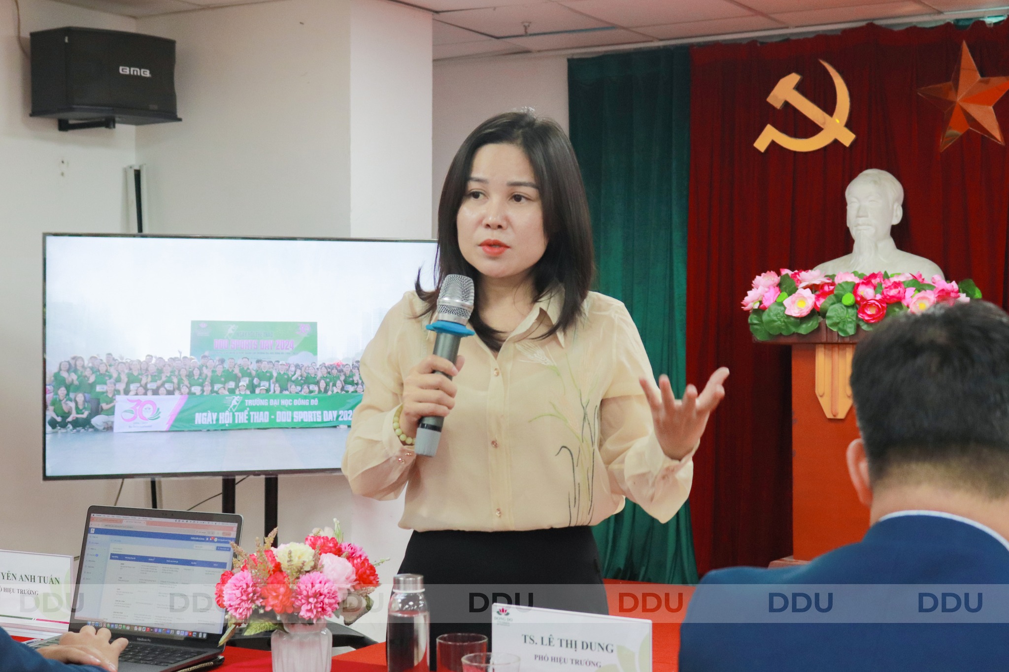 TS. L&ecirc; Thị Dung - Ph&oacute; Hiệu trưởng trả lời v&agrave; chia sẻ tại diễn đ&agrave;n trao đổi, đối thoại giữa sinh vi&ecirc;n v&agrave; l&atilde;nh đạo Nh&agrave; trường