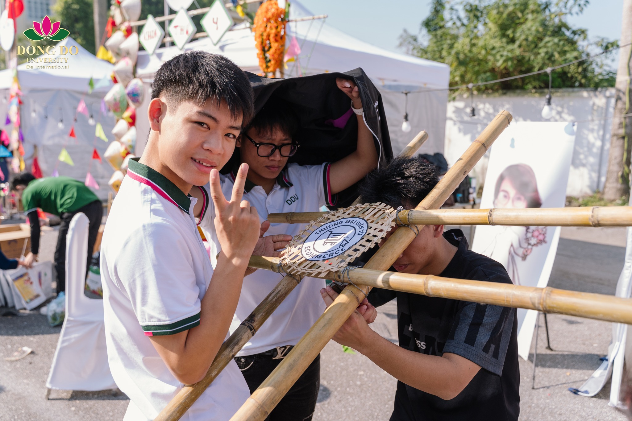 Kh&ocirc;ng kh&iacute; s&ocirc;i động tại lễ khai mạc hội trại với 12 trại thi s&aacute;ng tạo, mang m&agrave;u sắc ri&ecirc;ng của từng khoa v&agrave; đối t&aacute;c