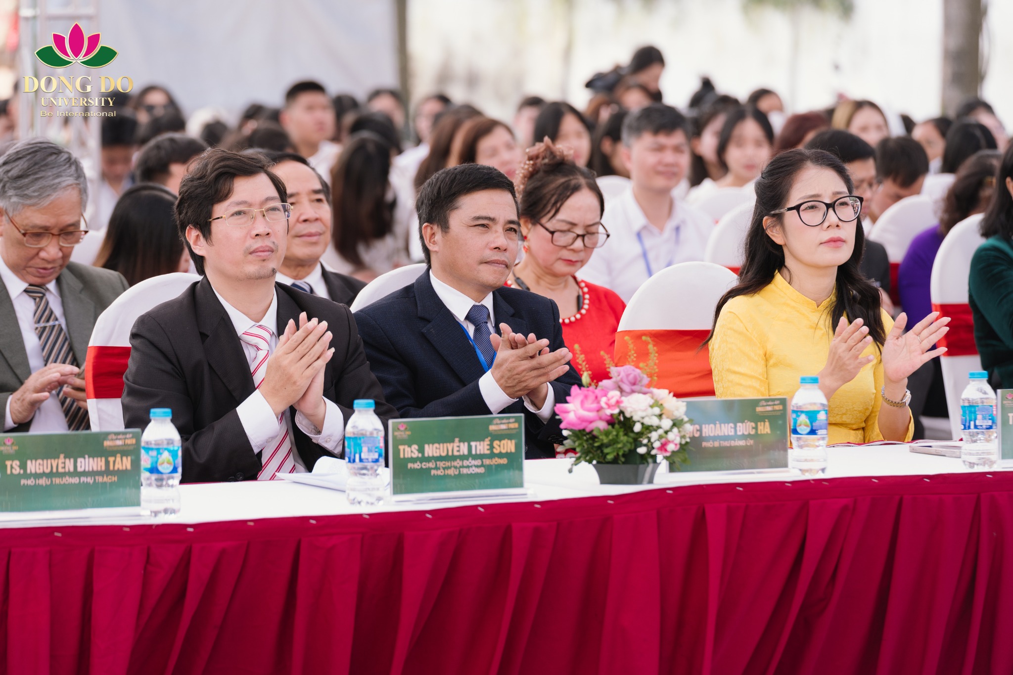 Hội đồng trường, Đảng ủy v&agrave; Ban Gi&aacute;m hiệu Nh&agrave; trường tham dự, thể hiện sự quan t&acirc;m v&agrave; đồng h&agrave;nh trong c&aacute;c hoạt động của sinh vi&ecirc;n