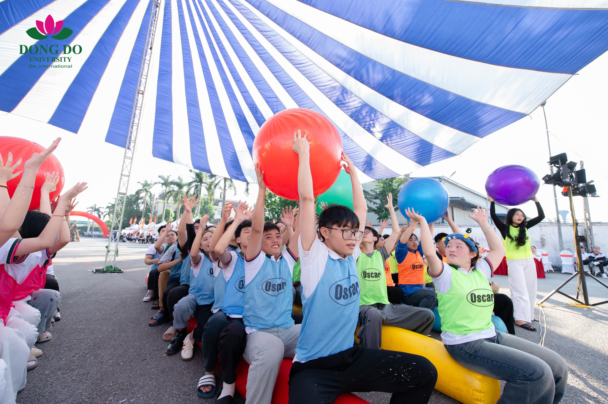 Khoảng c&aacute;ch gần gũi giữa thầy c&ocirc; v&agrave; sinh vi&ecirc;n