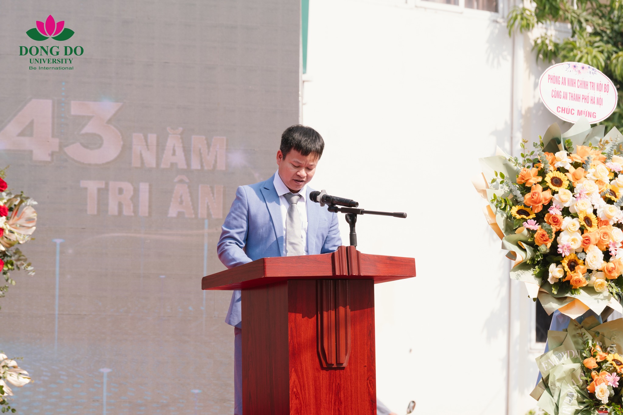 TS. Nguyễn Đ&igrave;nh T&acirc;n &ndash; Ph&oacute; Hiệu trưởng phụ tr&aacute;ch &ndash; gửi lời tri &acirc;n đến đội ngũ c&aacute;n bộ, giảng vi&ecirc;n Nh&agrave; trường nh&acirc;n dịp 20/11