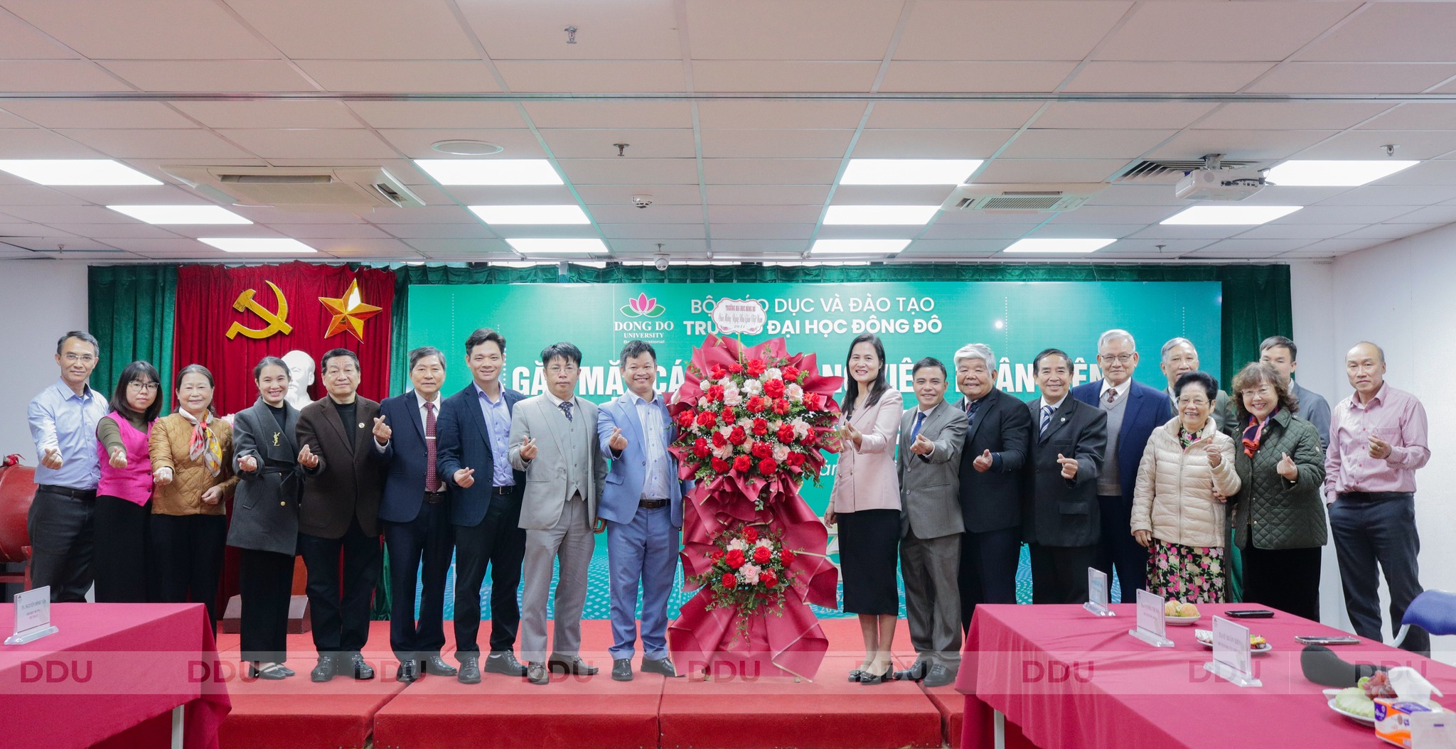 Ban gi&aacute;m hiệu tặng hoa ch&uacute;c mừng