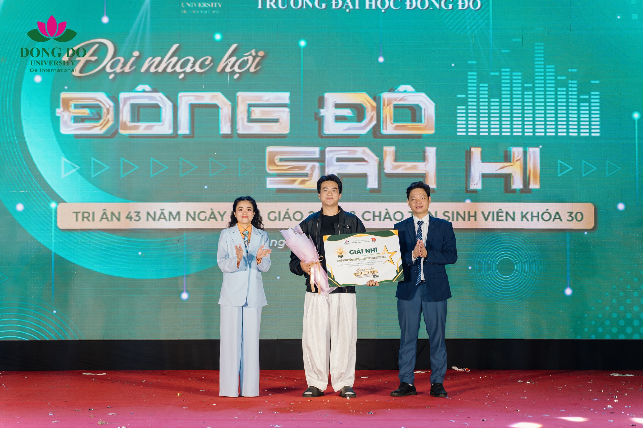 TS. Nguyễn Anh Tuấn - Ph&oacute; Hiệu trưởng c&ugrave;ng ca sĩ Ho&agrave;ng Hồng Ngọc c&ocirc;ng bố v&agrave; trao Giải Nh&igrave; cuộc thi văn nghệ cho Khoa Th&uacute; y với phần thi B&agrave;i ca người gi&aacute;o vi&ecirc;n nh&acirc;n d&acirc;n