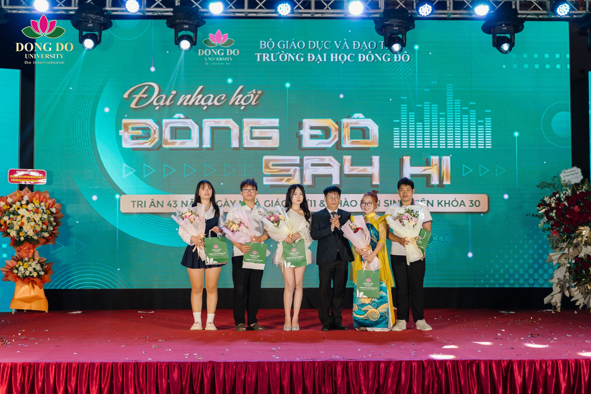 ThS. Trần Khắc Hưng - Ph&oacute; Hiệu trưởng tặng hoa ch&uacute;c mừng c&aacute;c nh&oacute;m c&oacute; phần dự thi ấn tượng nhất