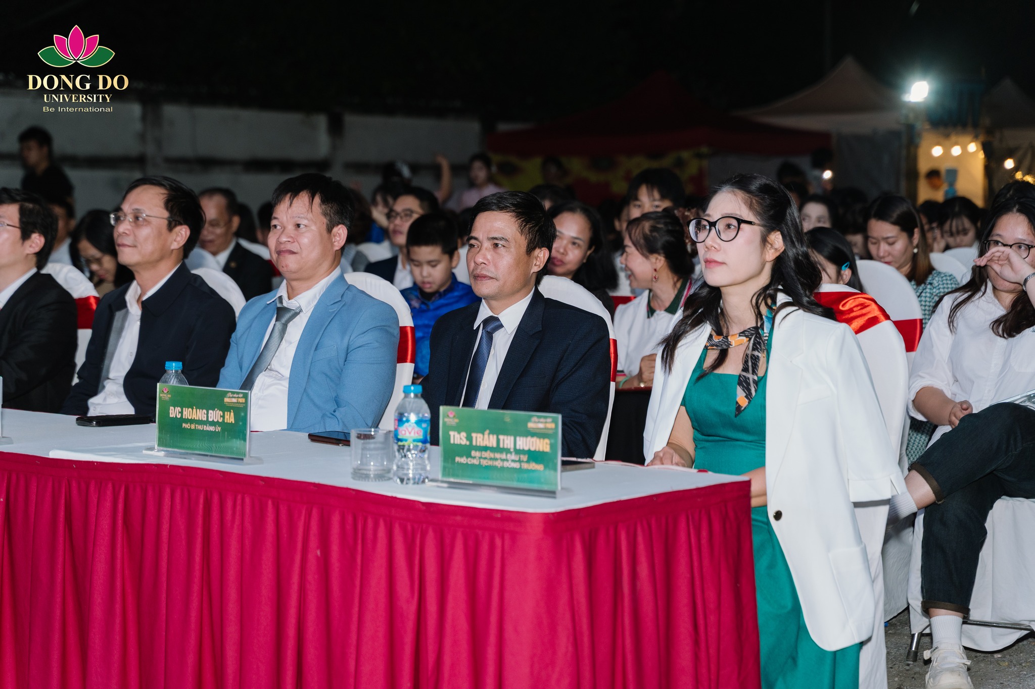 Đ&ecirc;m Đại nhạc hội trở n&ecirc;n trang trọng v&agrave; &yacute; nghĩa hơn với sự hiện diện của c&aacute;c đồng ch&iacute; l&atilde;nh đạo, Qu&yacute; thầy c&ocirc; v&agrave; kh&aacute;ch mời.