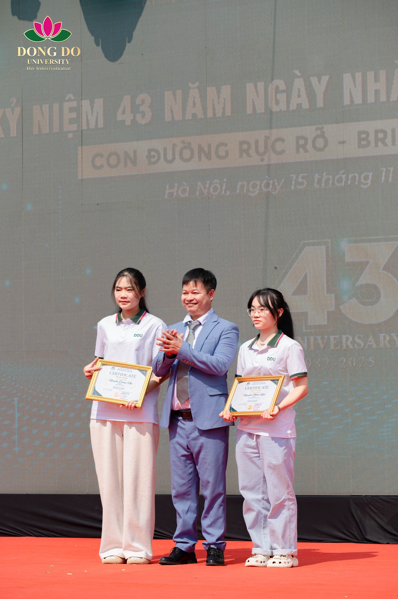 TS. Nguyễn Đ&igrave;nh T&acirc;n &ndash; Ph&oacute; Hiệu trưởng phụ tr&aacute;ch Trường trao Học bổng Tri thức thanh xu&acirc;n cho sinh vi&ecirc;n